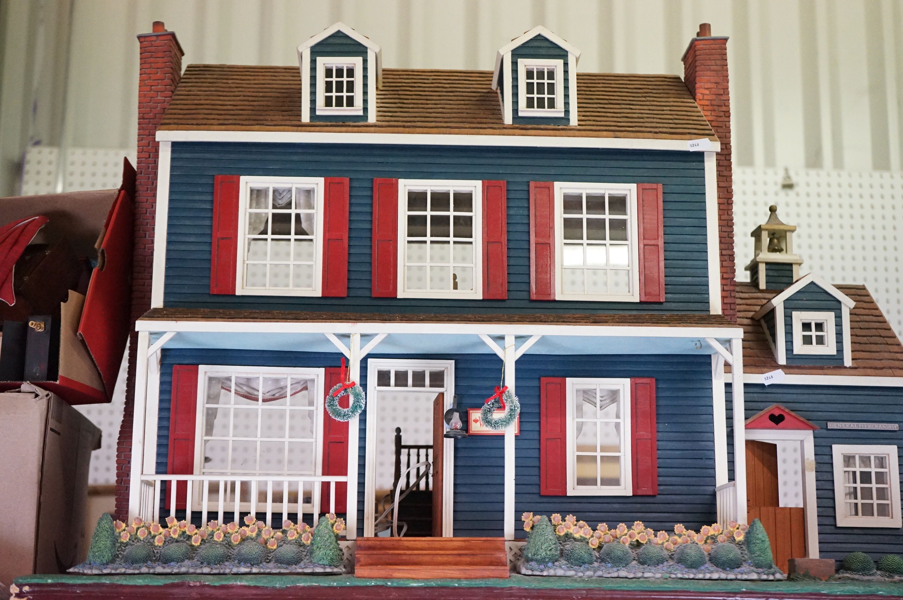 Franklin Mint ' Heartland Hollow ' large painted wooden dolls house & hardware store with garden - Image 5 of 26