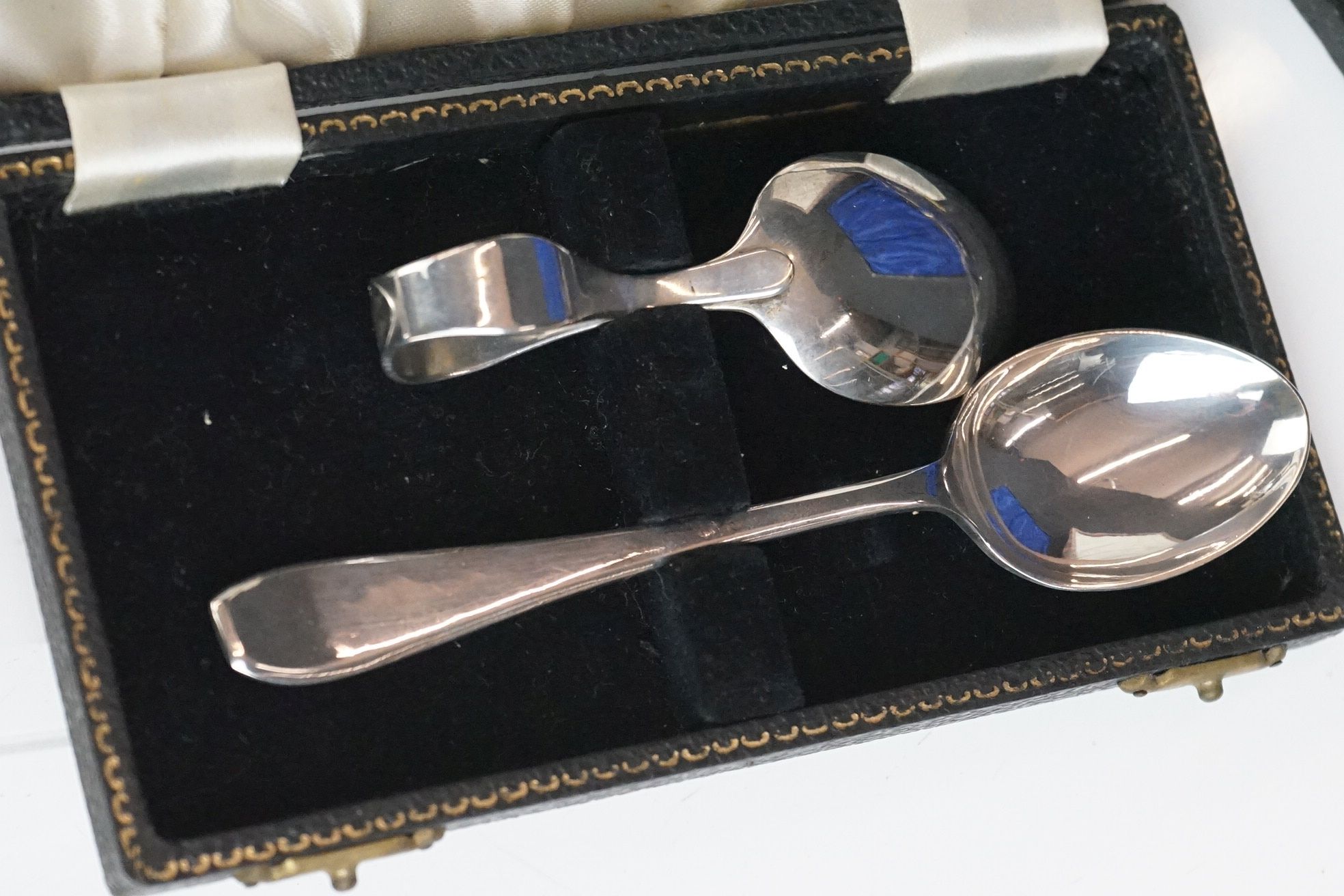 A box of mixed silver plate to include cased cutlery sets, teapot, cruet set, christening set...etc. - Image 3 of 10