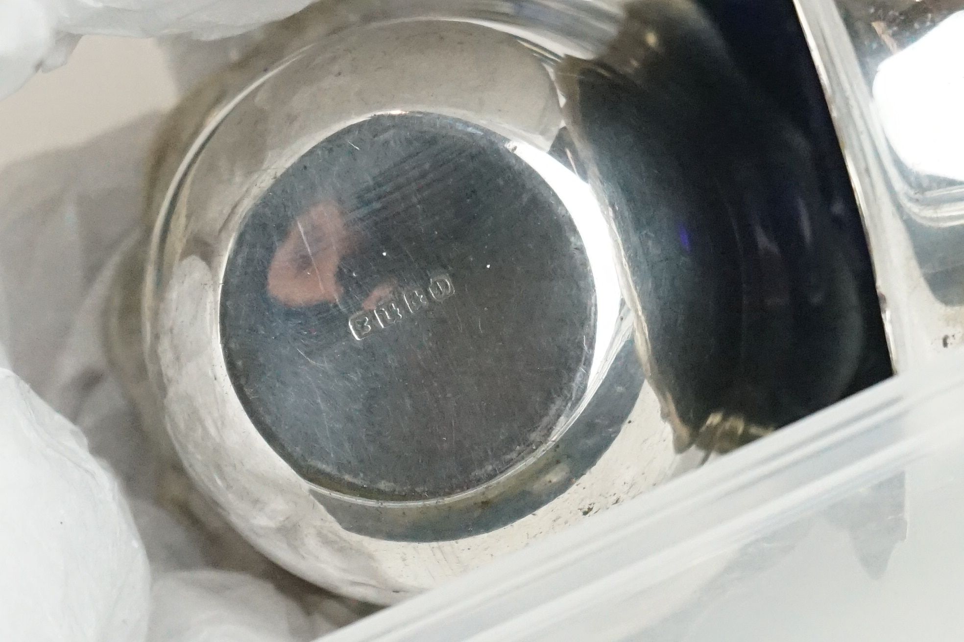 A box of mixed silver plate to include cased cutlery sets, teapot, cruet set, christening set...etc. - Image 9 of 10