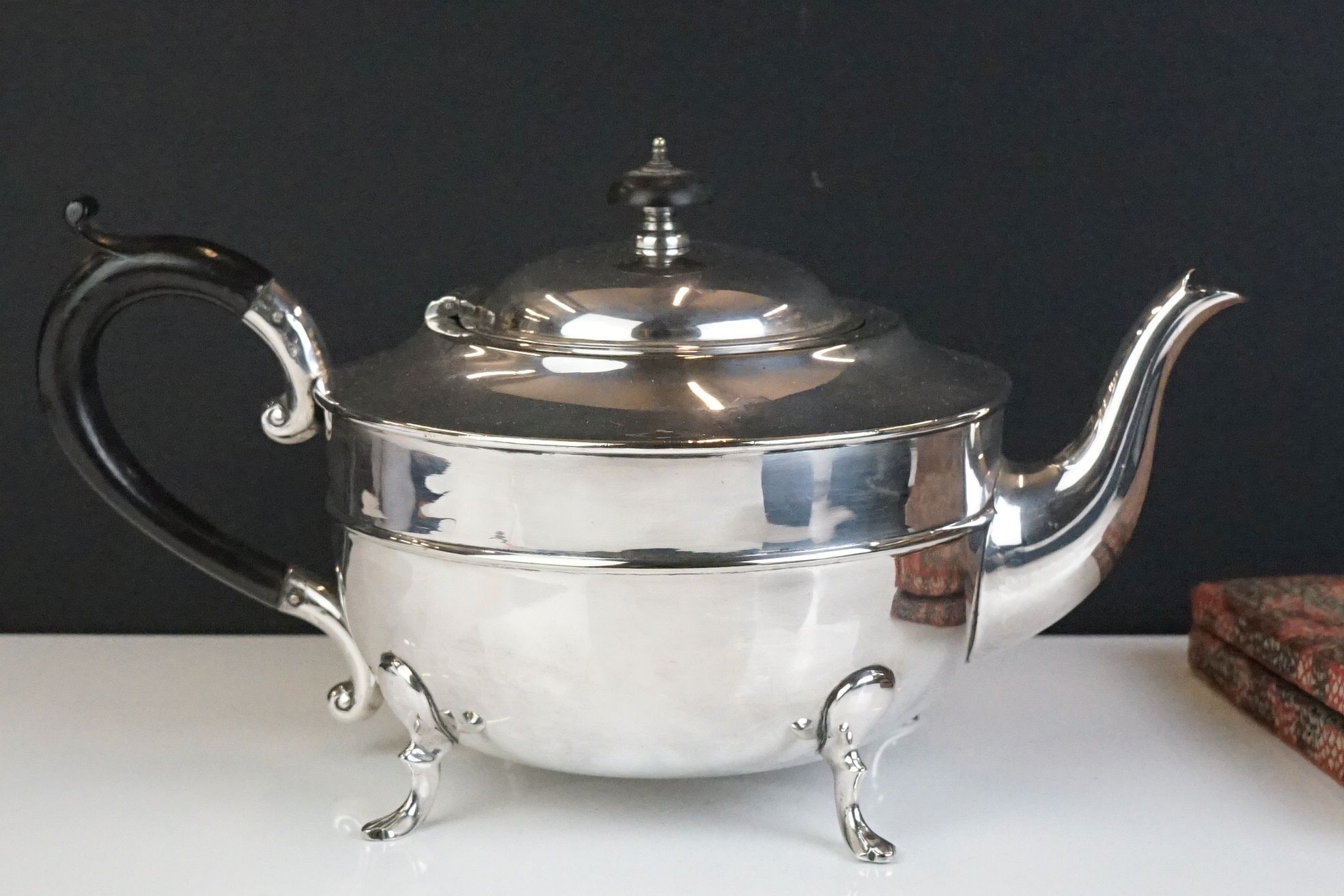 A box of mixed silver plate to include cased cutlery sets, teapot, cruet set, christening set...etc. - Image 10 of 10