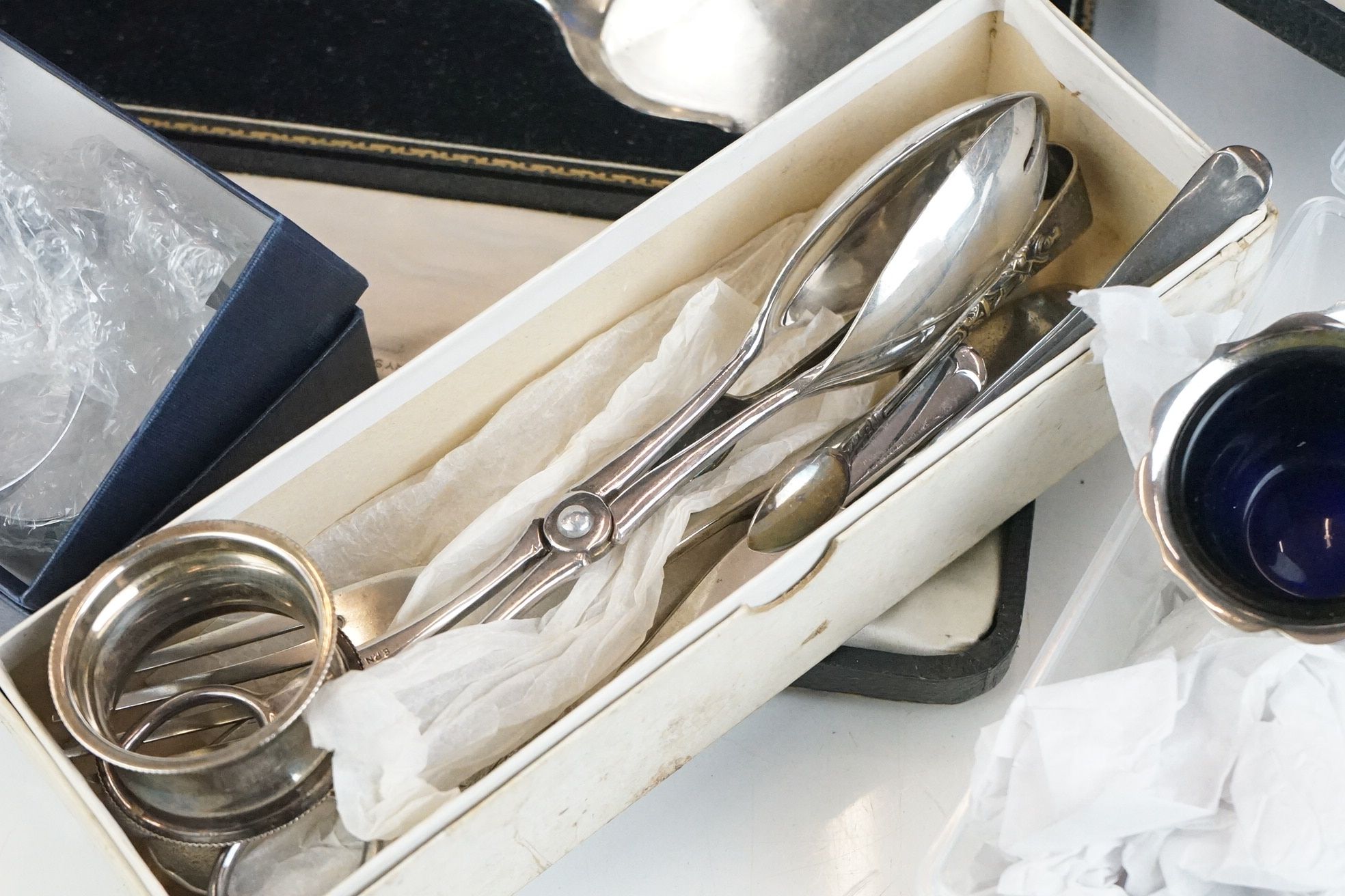 A box of mixed silver plate to include cased cutlery sets, teapot, cruet set, christening set...etc. - Image 6 of 10