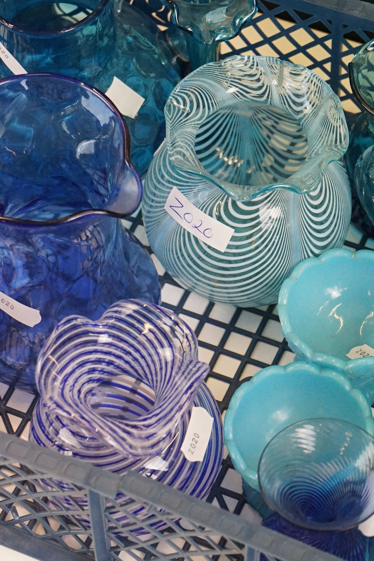 Group of mixed glassware to include a pair of spiral-effect squat vases with lobed upper rims ( - Image 4 of 6