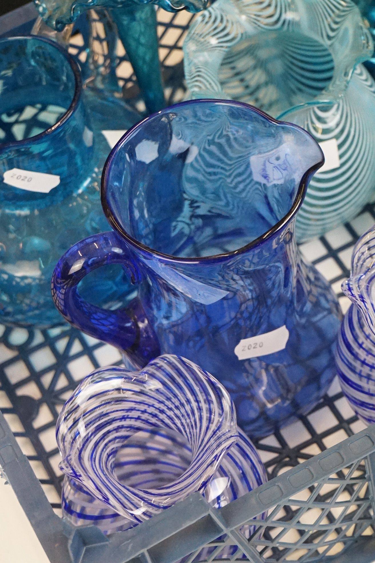 Group of mixed glassware to include a pair of spiral-effect squat vases with lobed upper rims ( - Image 2 of 6