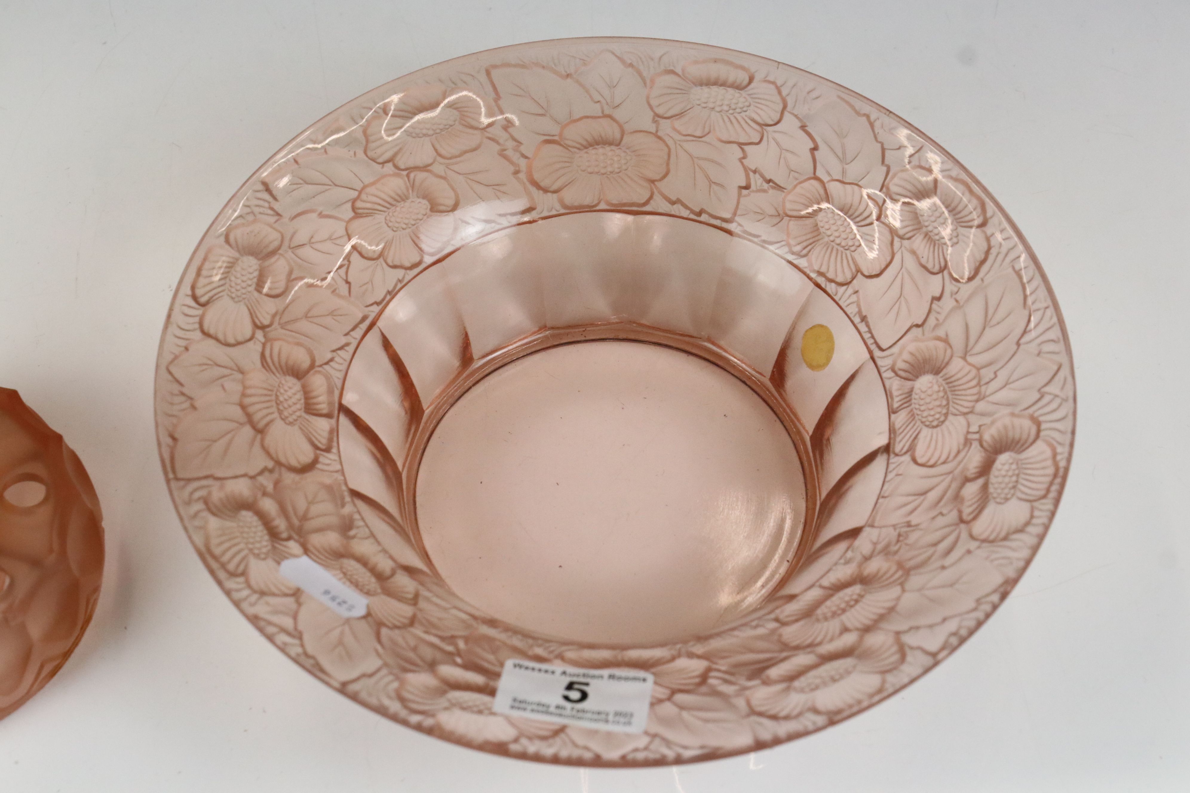 Art Deco Pink Czechoslovakian Moulded Glass Centrepiece Flower Bowl, the central frog in the form of - Image 5 of 8