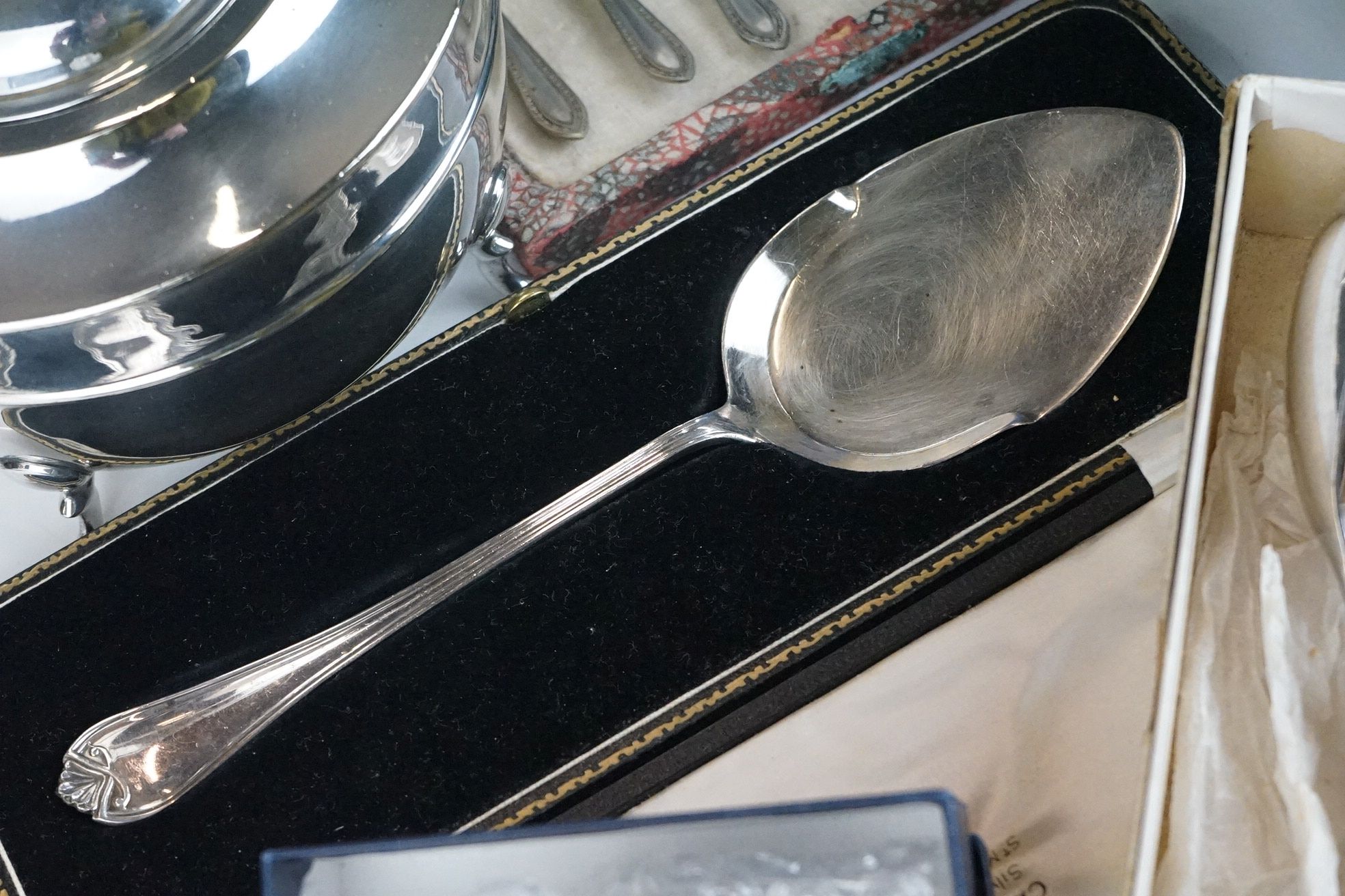A box of mixed silver plate to include cased cutlery sets, teapot, cruet set, christening set...etc. - Image 5 of 10