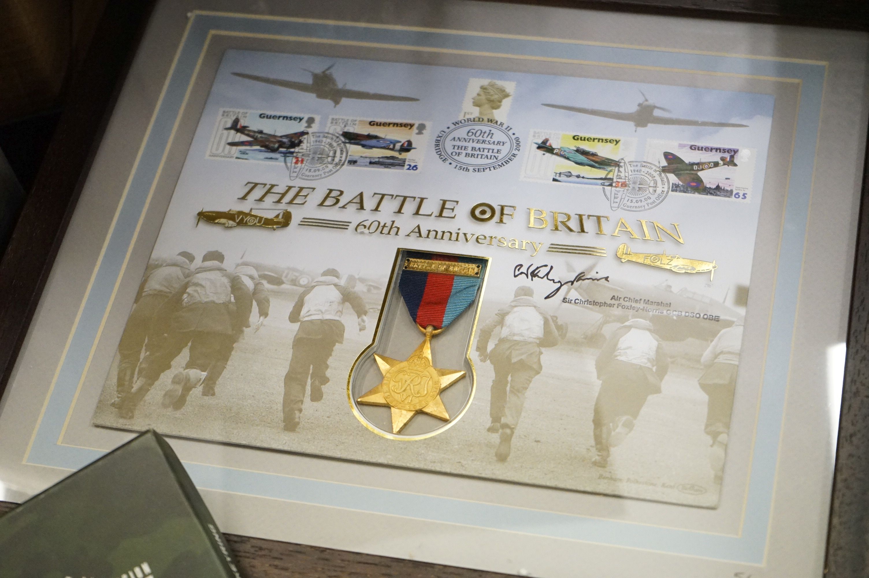 A large group of collectables relating to the military to include coin sets, badges, medals....etc. - Image 5 of 7