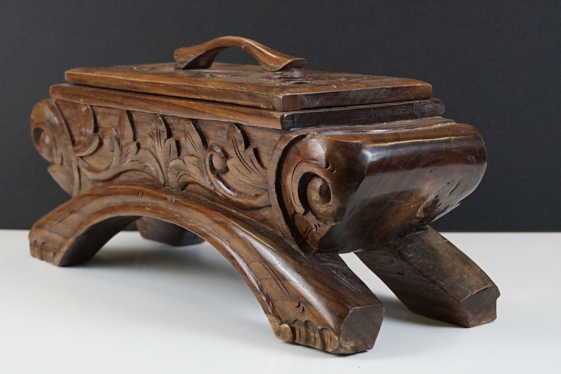 20th Century carved hardwood table-top lidded spice box, with foliate decoration, the lid opening to - Image 5 of 5