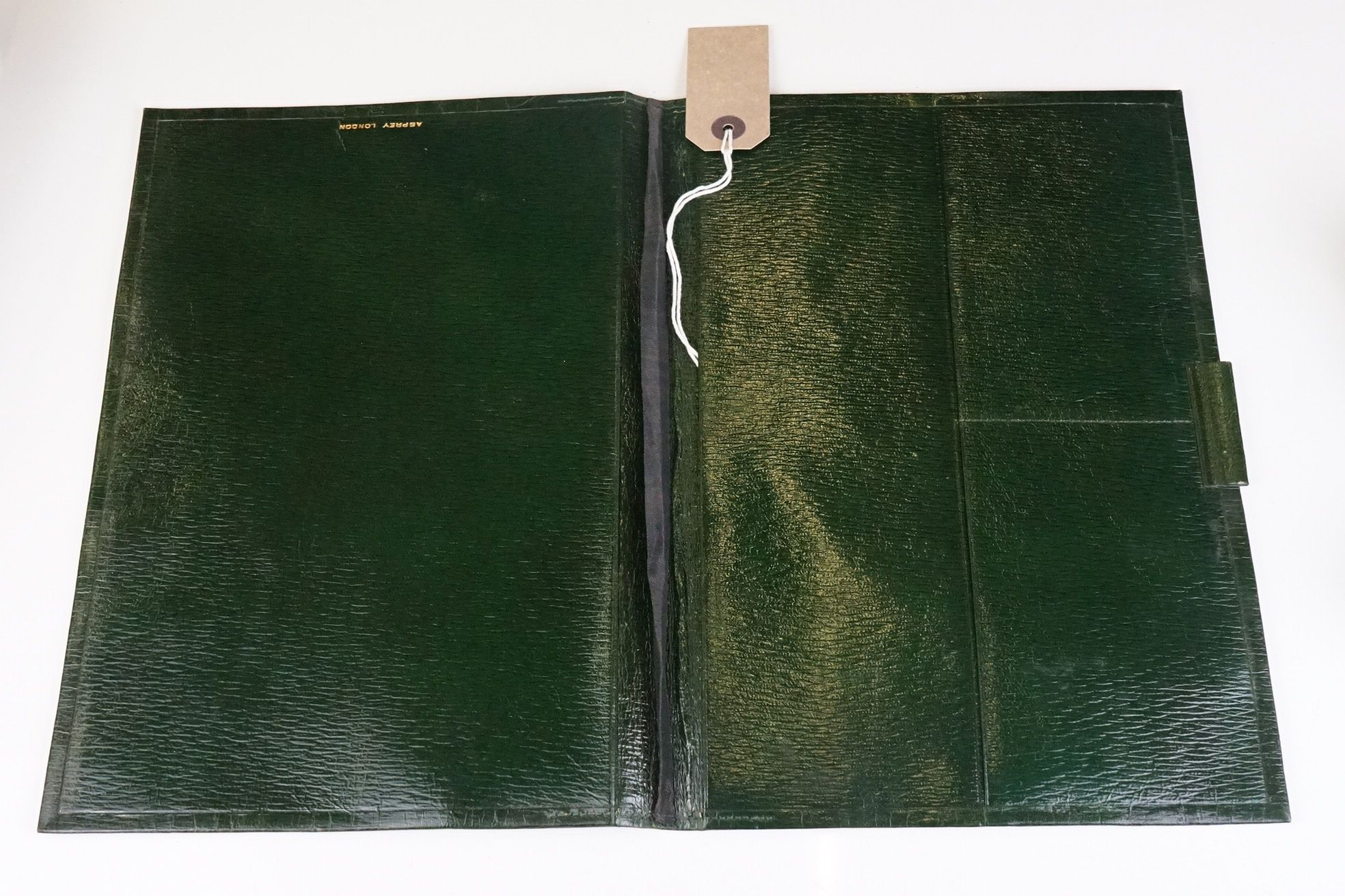 A collection of green leather travel accessories to include vesta case, ink well, folder and - Image 3 of 12