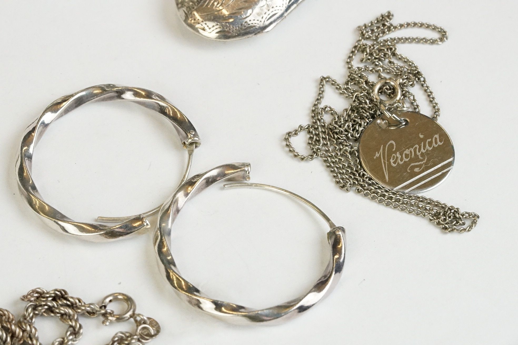 A small collection of sterling silver jewellery to include a bangle, locket, earrings, necklace - Image 5 of 5