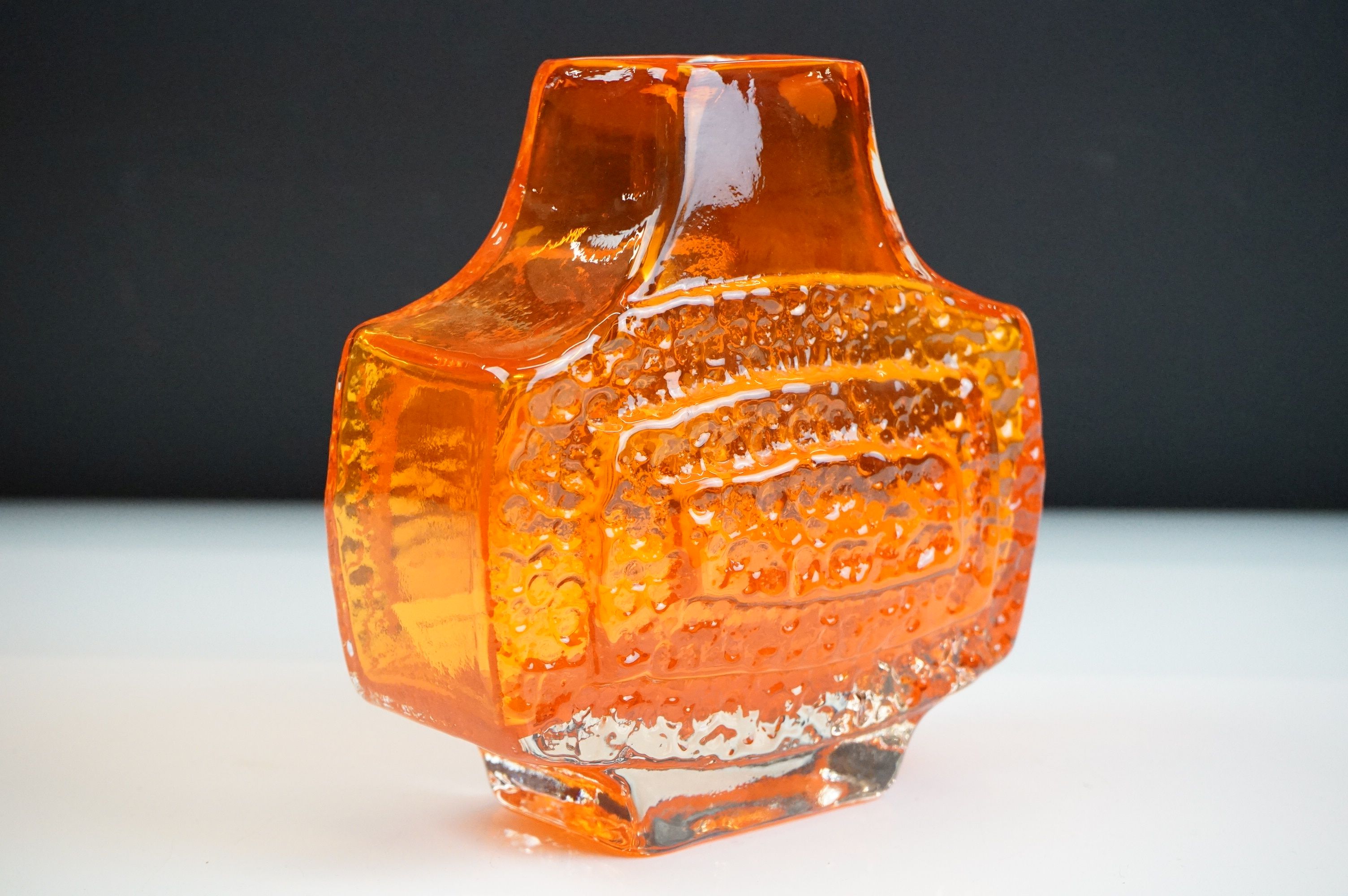 Whitefriars Textured Glass Concentric ' TV ' Pattern Vase, pattern no. 9677, in the Tangerine - Image 5 of 9