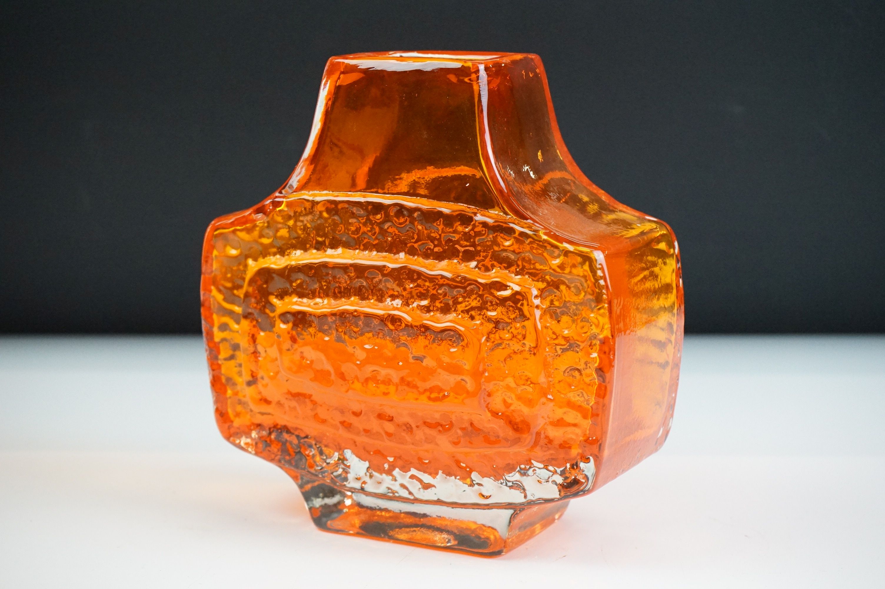 Whitefriars Textured Glass Concentric ' TV ' Pattern Vase, pattern no. 9677, in the Tangerine - Image 4 of 9