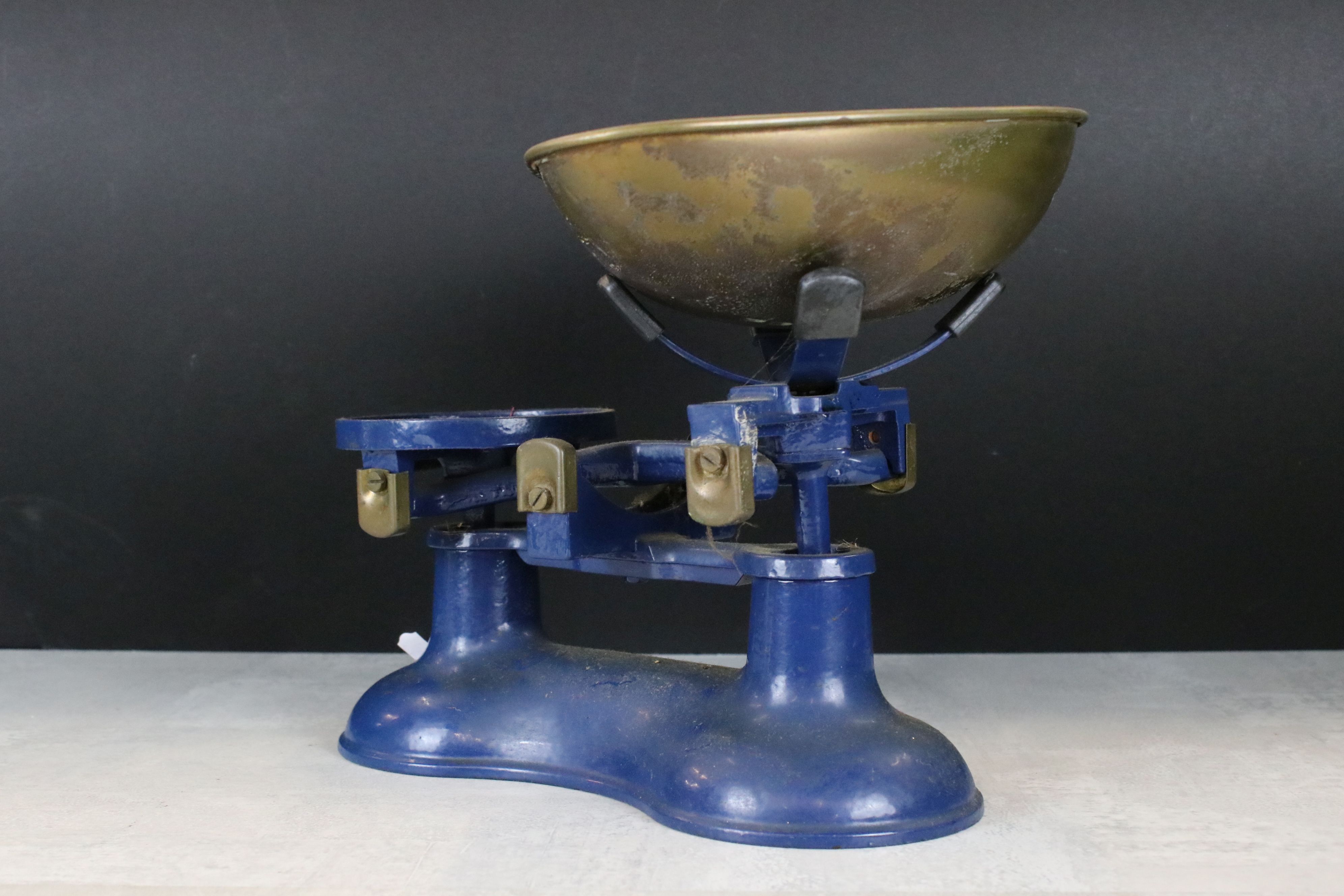 A set of blue Victor kitchen scales complete with weights. - Image 4 of 7