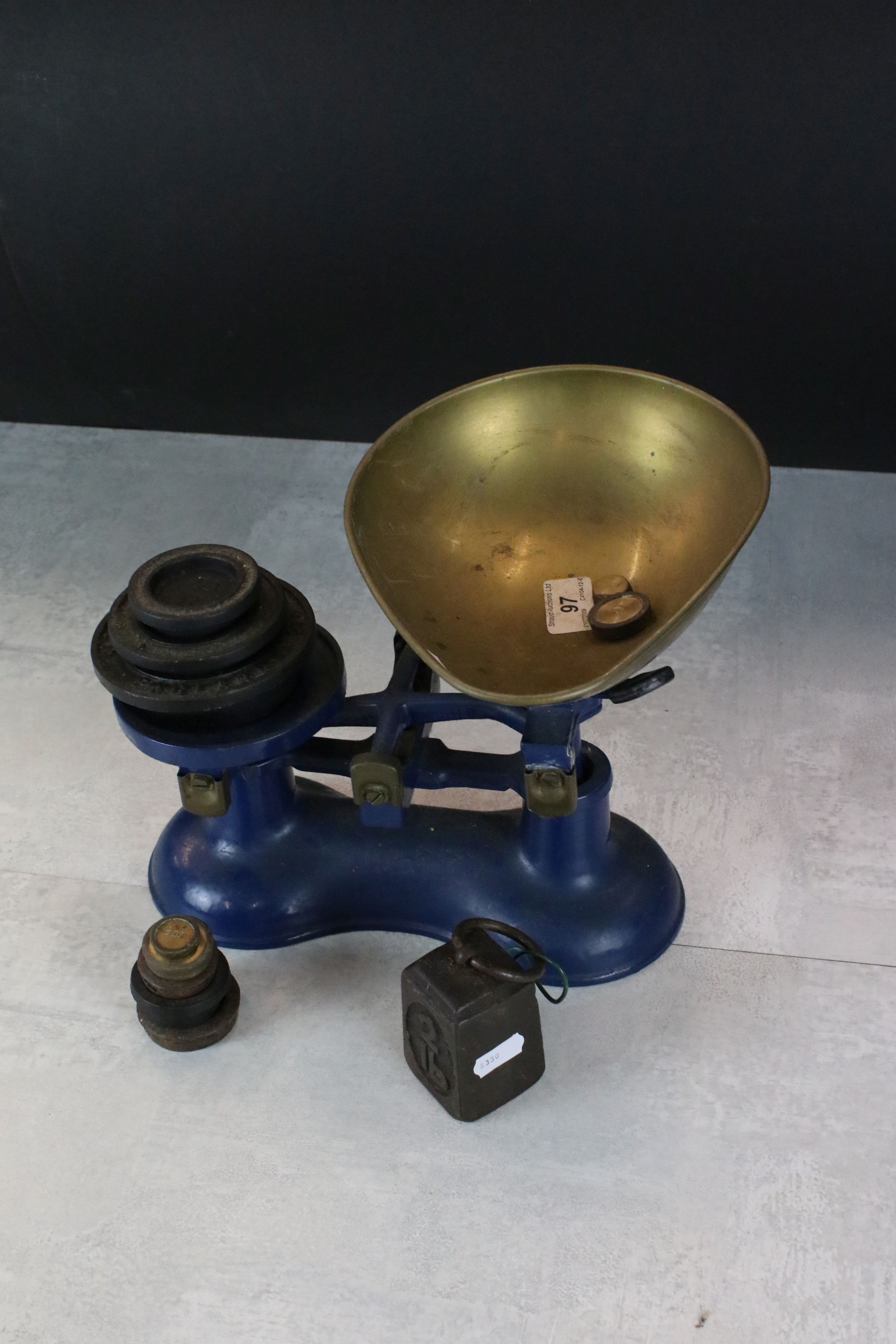 A set of blue Victor kitchen scales complete with weights. - Image 2 of 7