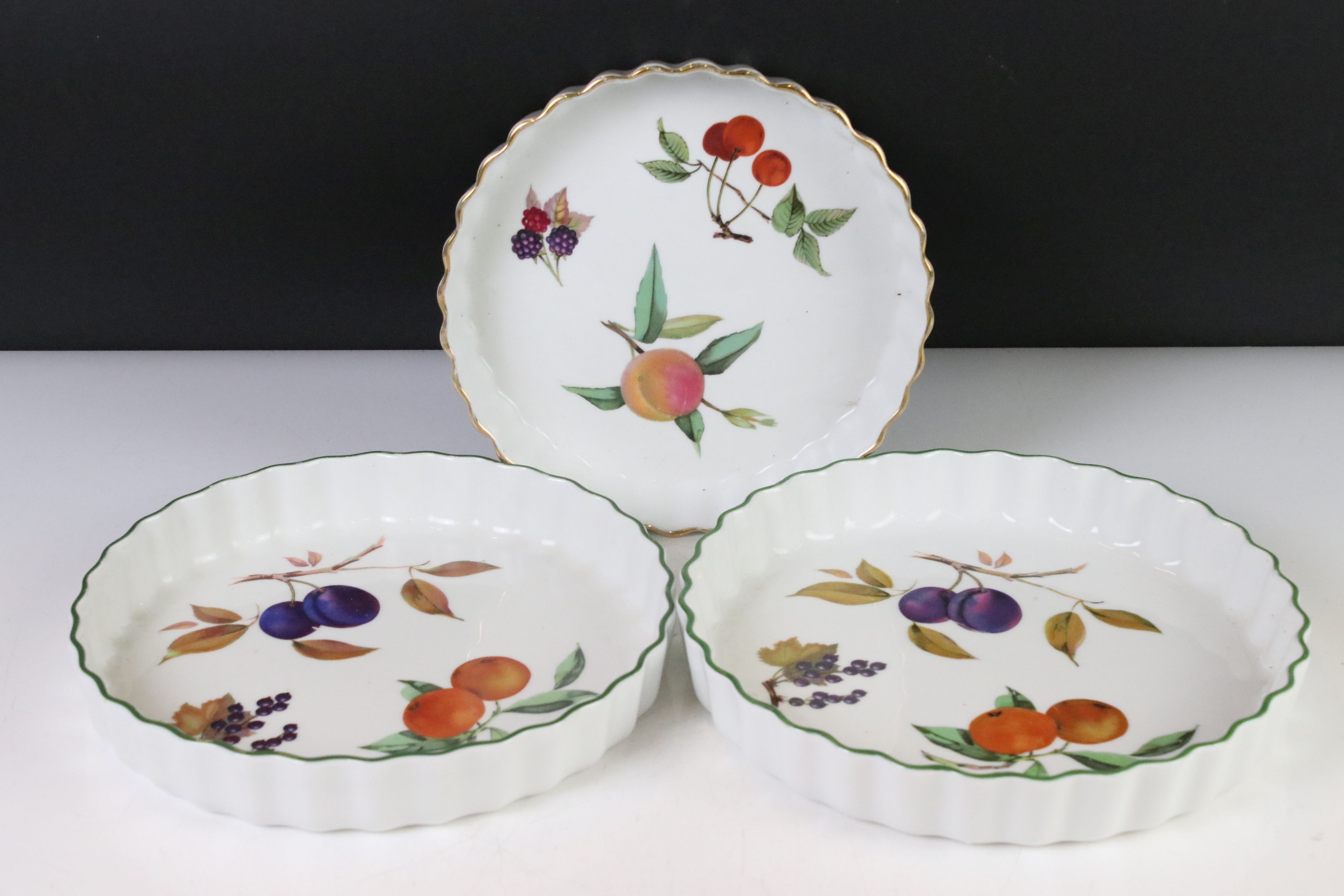 Large collection of Royal Worcester ' Evesham ' Tea and Dinner Ware including 5 lidded tureens, 2 - Image 6 of 17