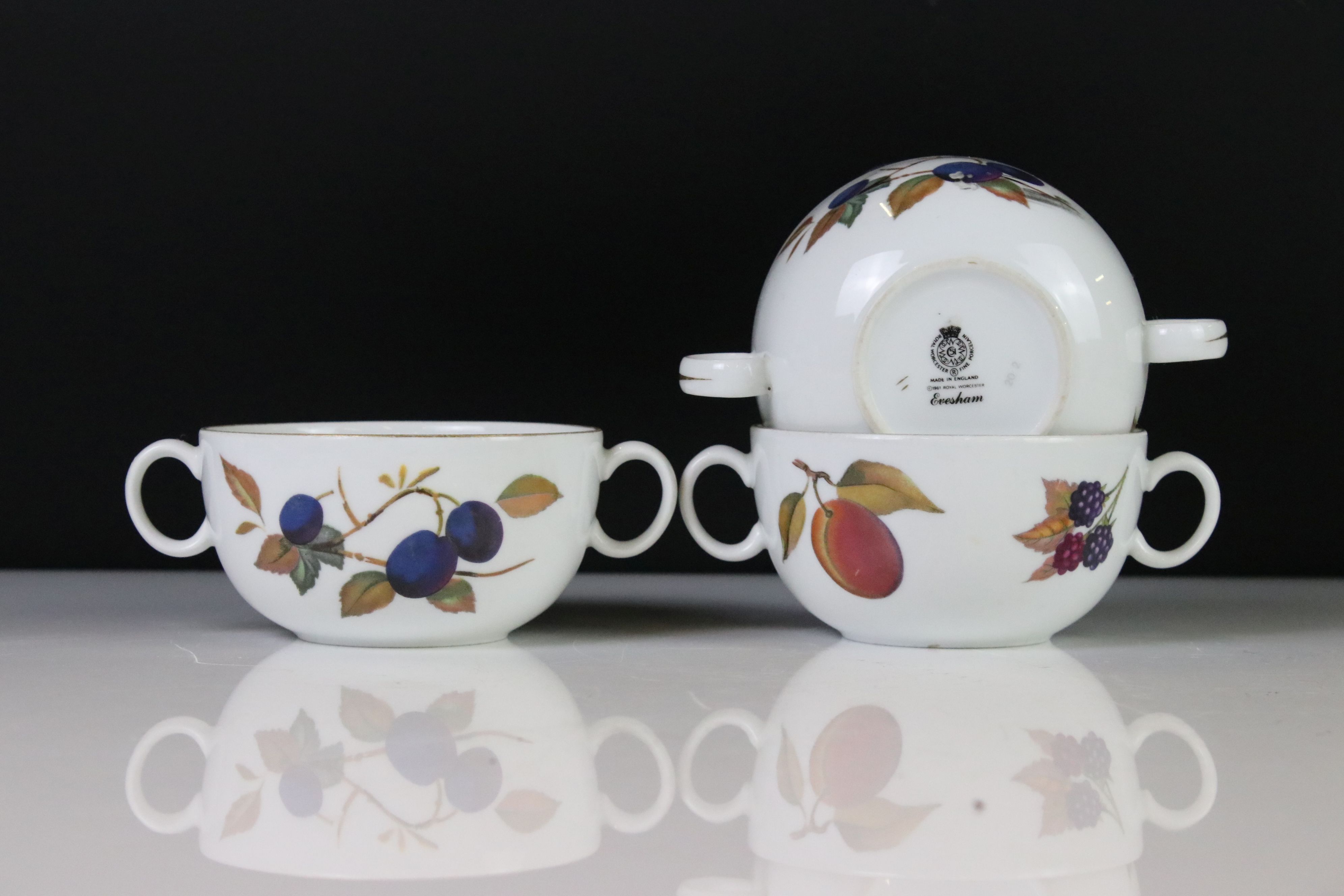 Large collection of Royal Worcester ' Evesham ' Tea and Dinner Ware including 5 lidded tureens, 2 - Image 13 of 17