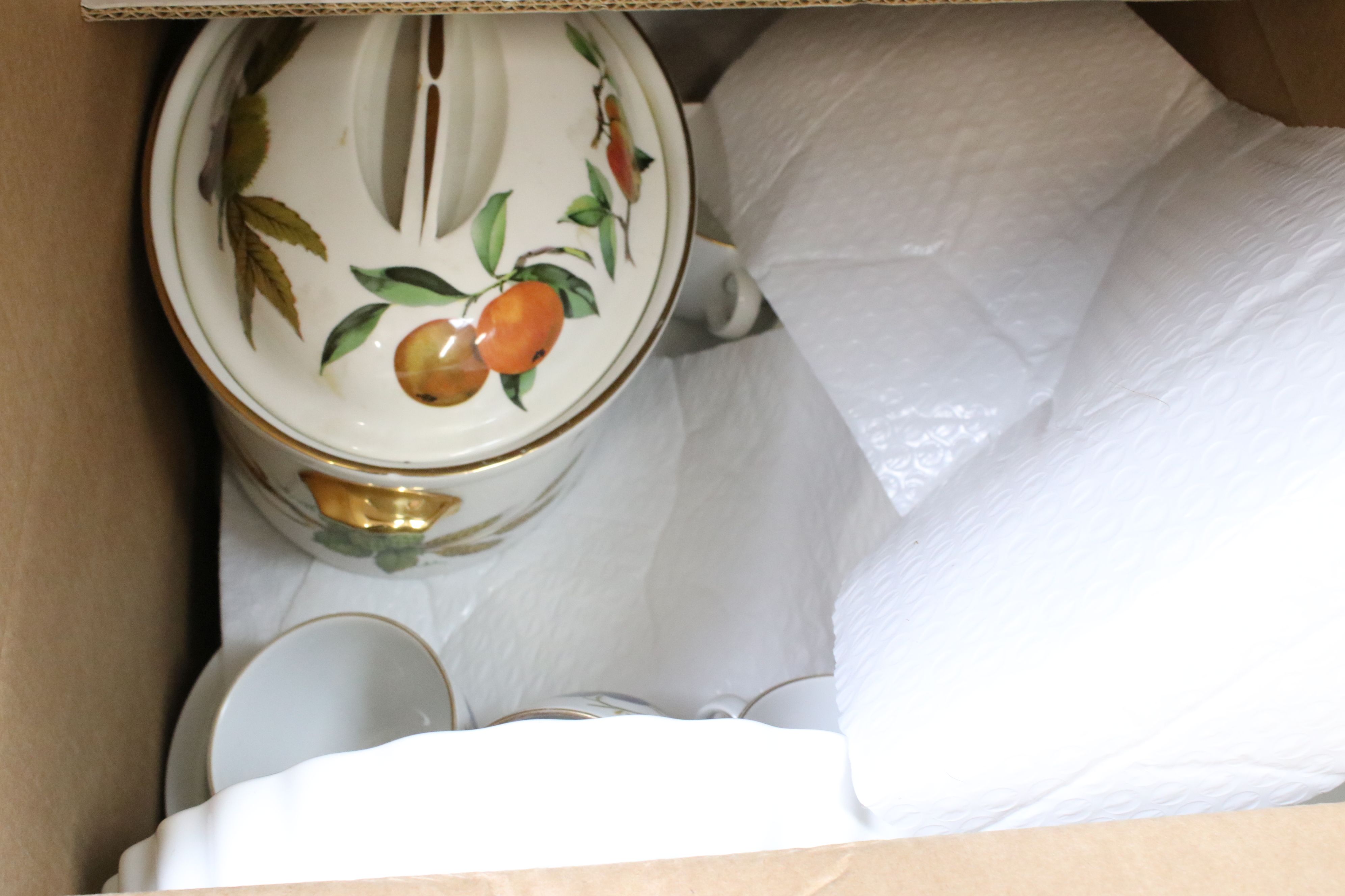 Large collection of Royal Worcester ' Evesham ' Tea and Dinner Ware including 5 lidded tureens, 2 - Image 17 of 17
