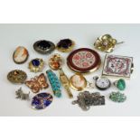 A small group of mixed collectables to include vintage brooches, powder compacts and silver cased