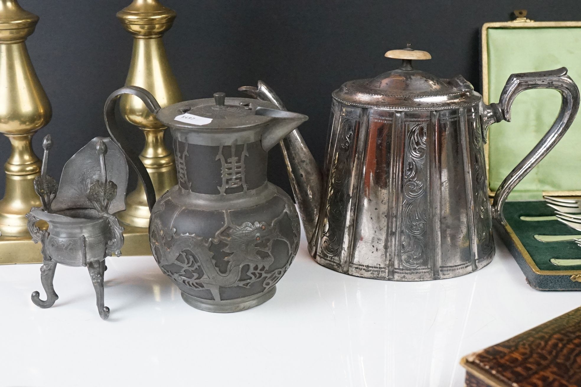 A collection of mixed metalware to include brass candlesticks, silver plated teapot, pewter tea - Image 8 of 9