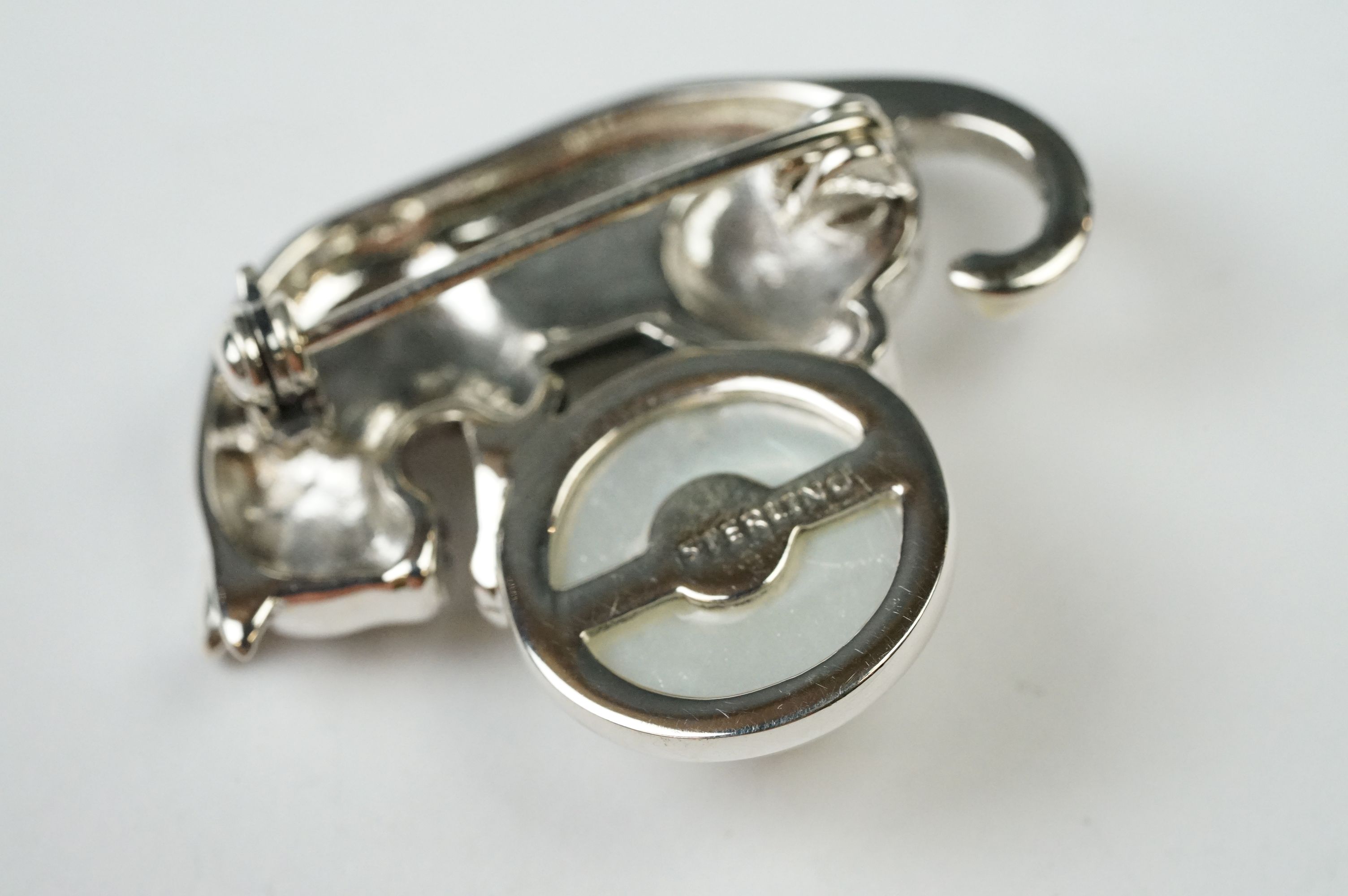Silver Brooch in the form of a cat balancing a pearl - Image 4 of 4