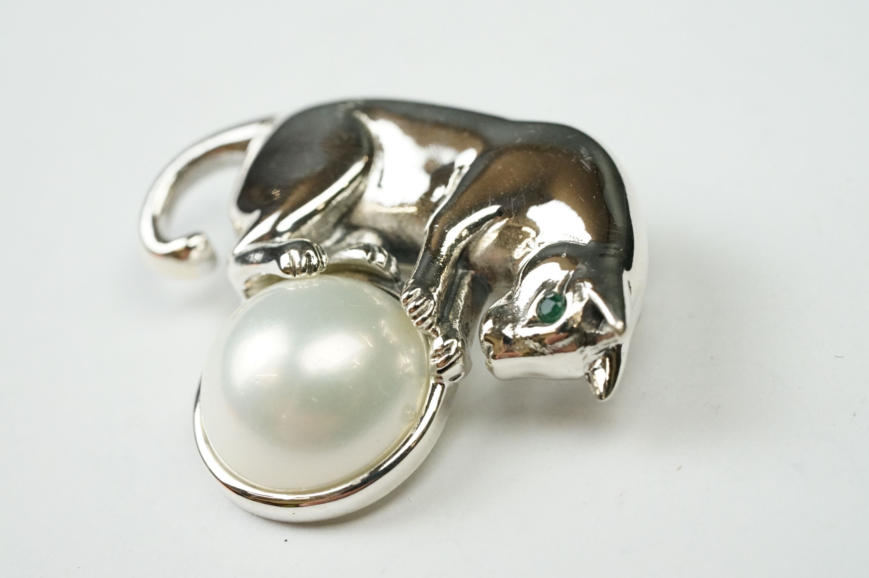 Silver Brooch in the form of a cat balancing a pearl - Image 2 of 4