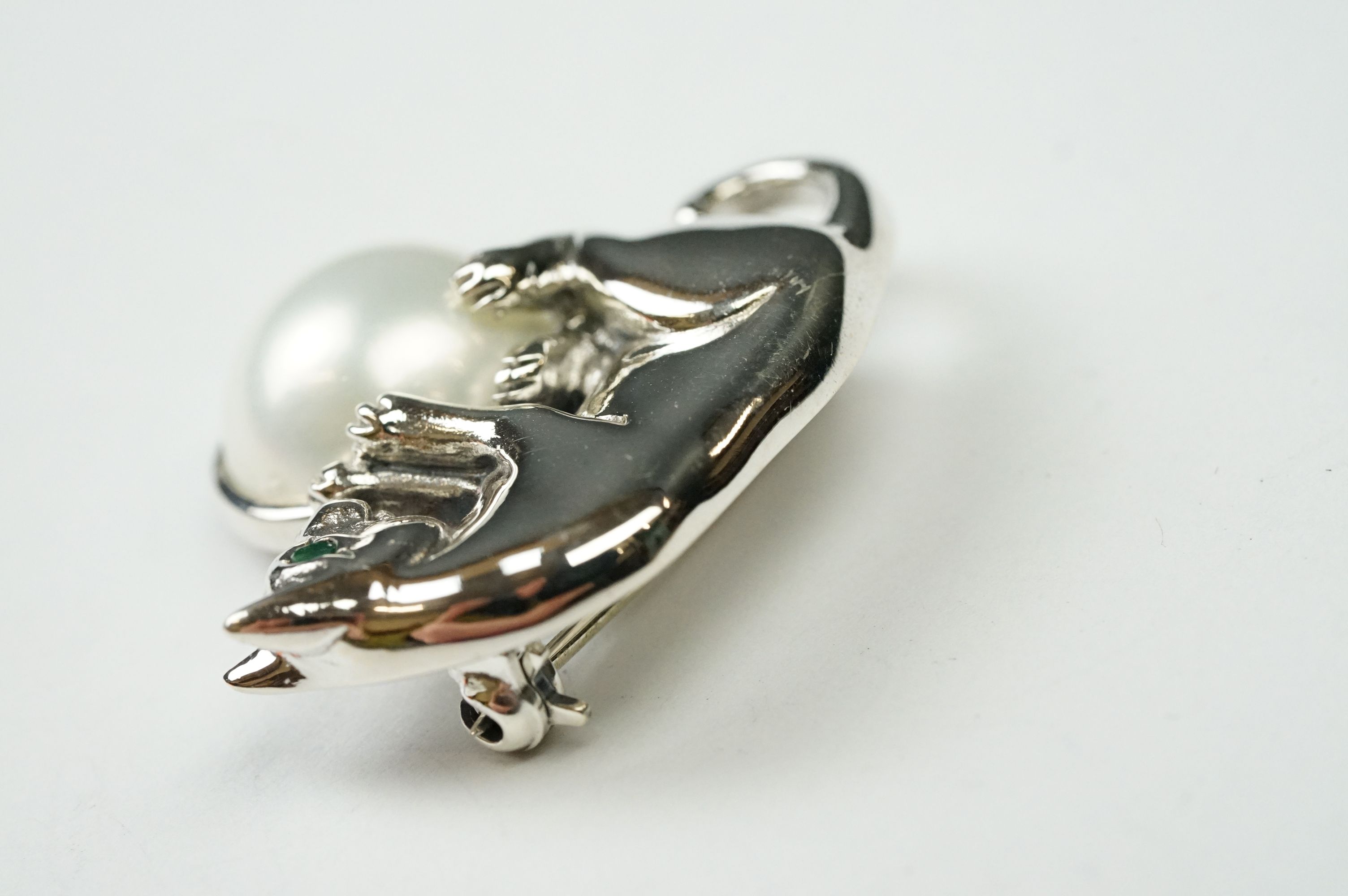 Silver Brooch in the form of a cat balancing a pearl - Image 3 of 4