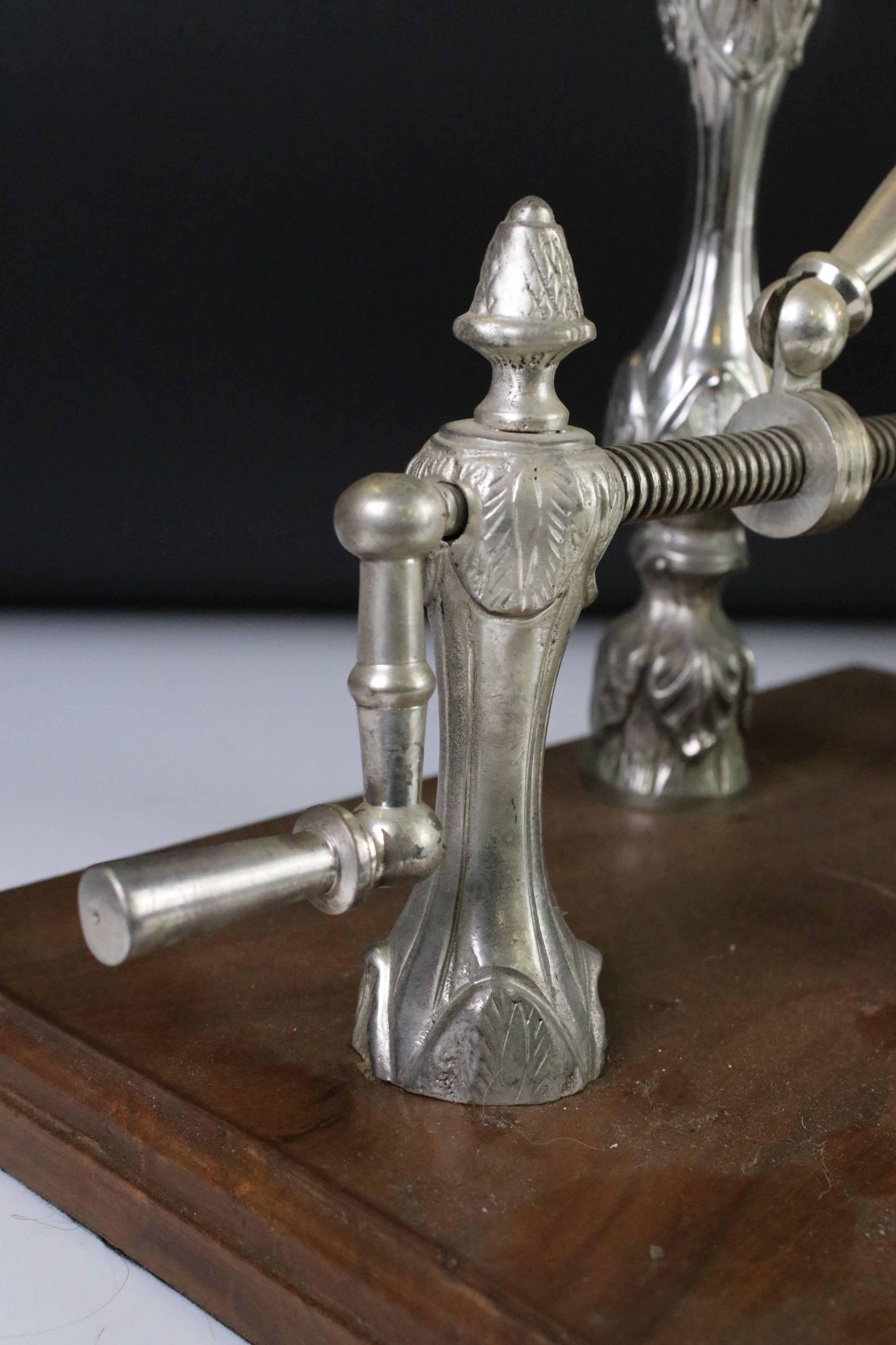 White Metal Mechanised Wine / Port Bottle Pourer with handle operating a ratchet, raised on a wooden - Image 4 of 5