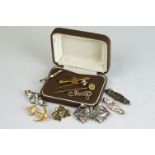 A small collection of vintage jewellery to include Victorian sterling silver brooches