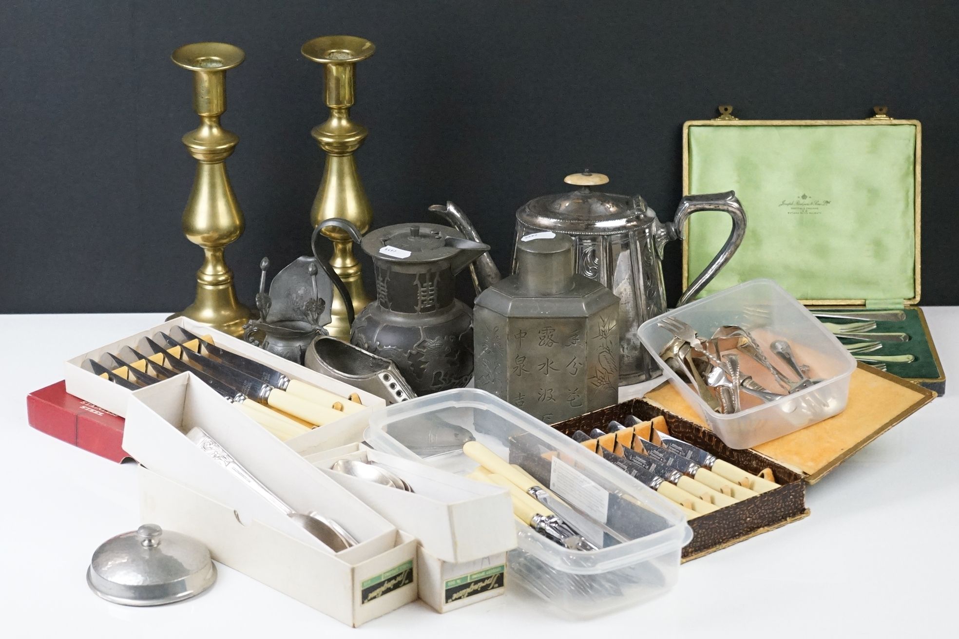 A collection of mixed metalware to include brass candlesticks, silver plated teapot, pewter tea