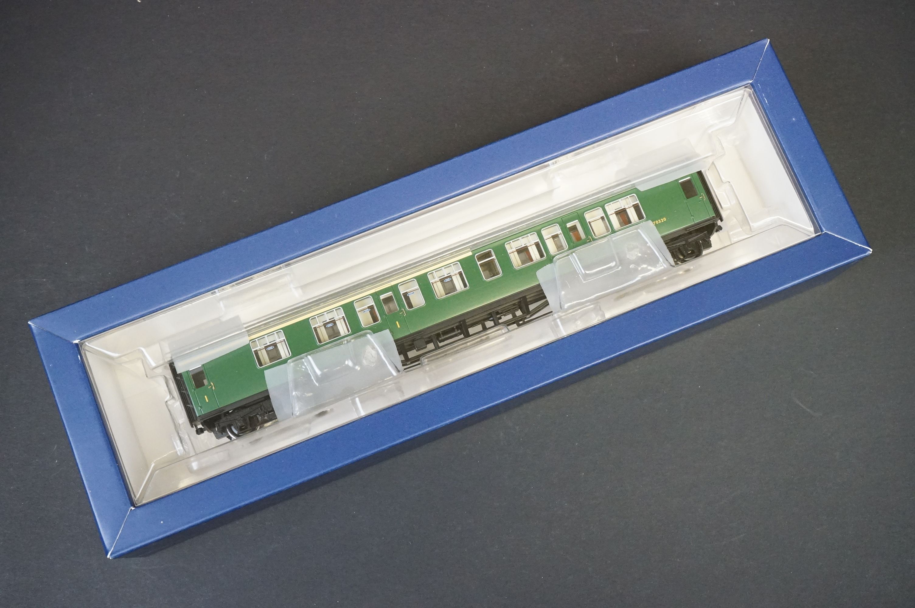 Boxed Bachmann OO gauge 31-426A Late SR Multiple Unit Green with yellow warning panels 4 Car EMU Set - Image 4 of 8