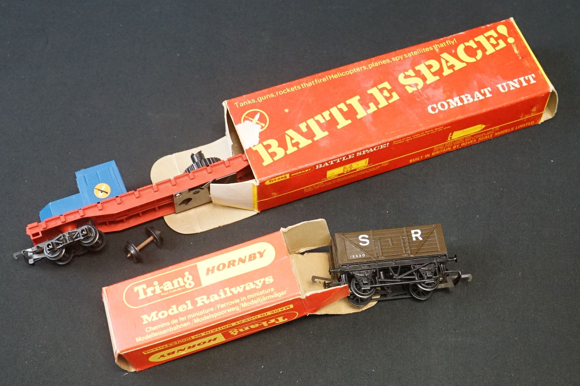 Nine boxed OO gauge items of rolling stock to include 3 x Triang Hornby Battle Space (R249, - Image 9 of 9