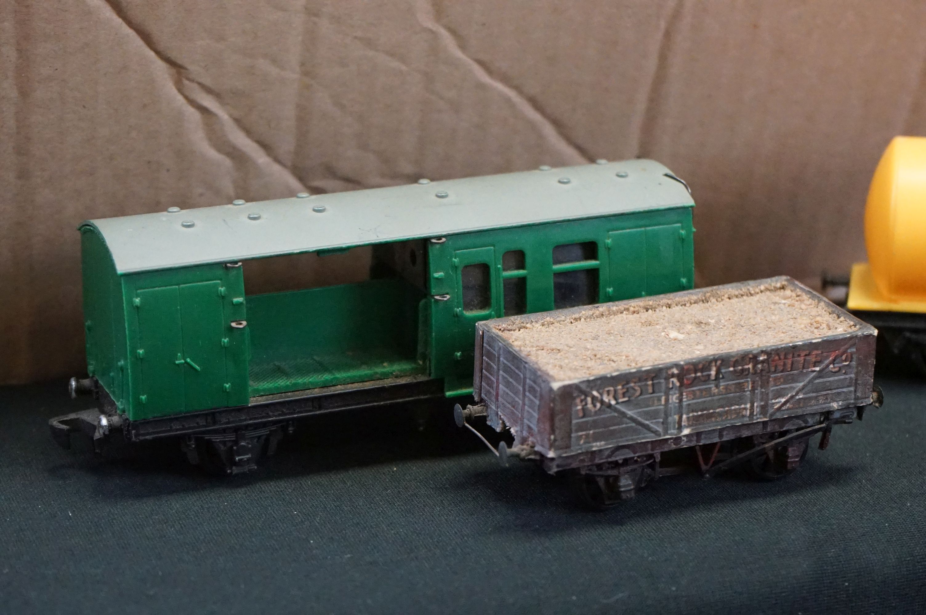 35 OO gauge items of rolling stock to include Hornby, Triang, Airfix, Grafar, Hornby Dublo etc - Image 8 of 15