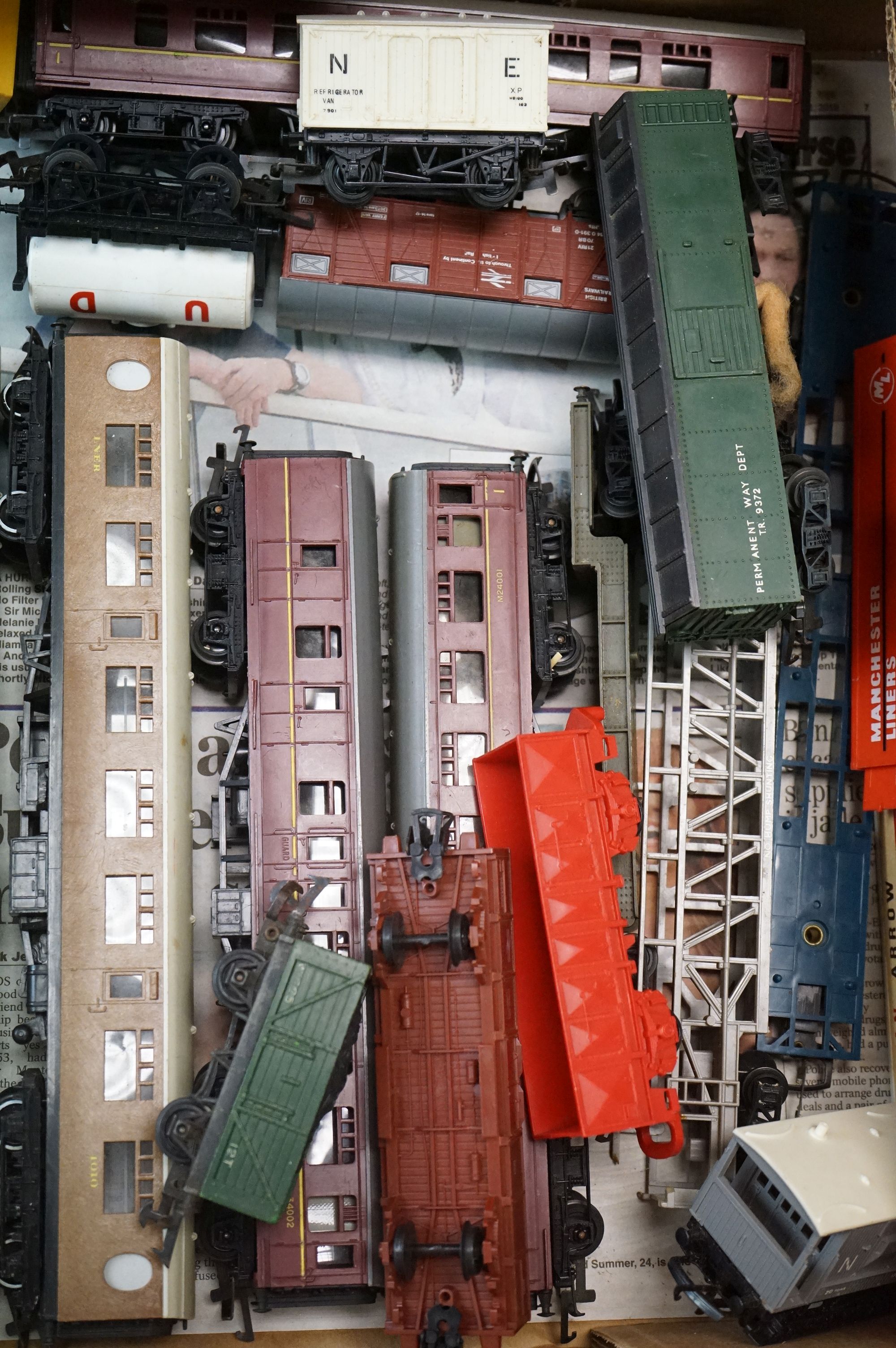 Collection of OO gauge model railway to include 36 x items of rolling stock featuring mainly - Image 8 of 8