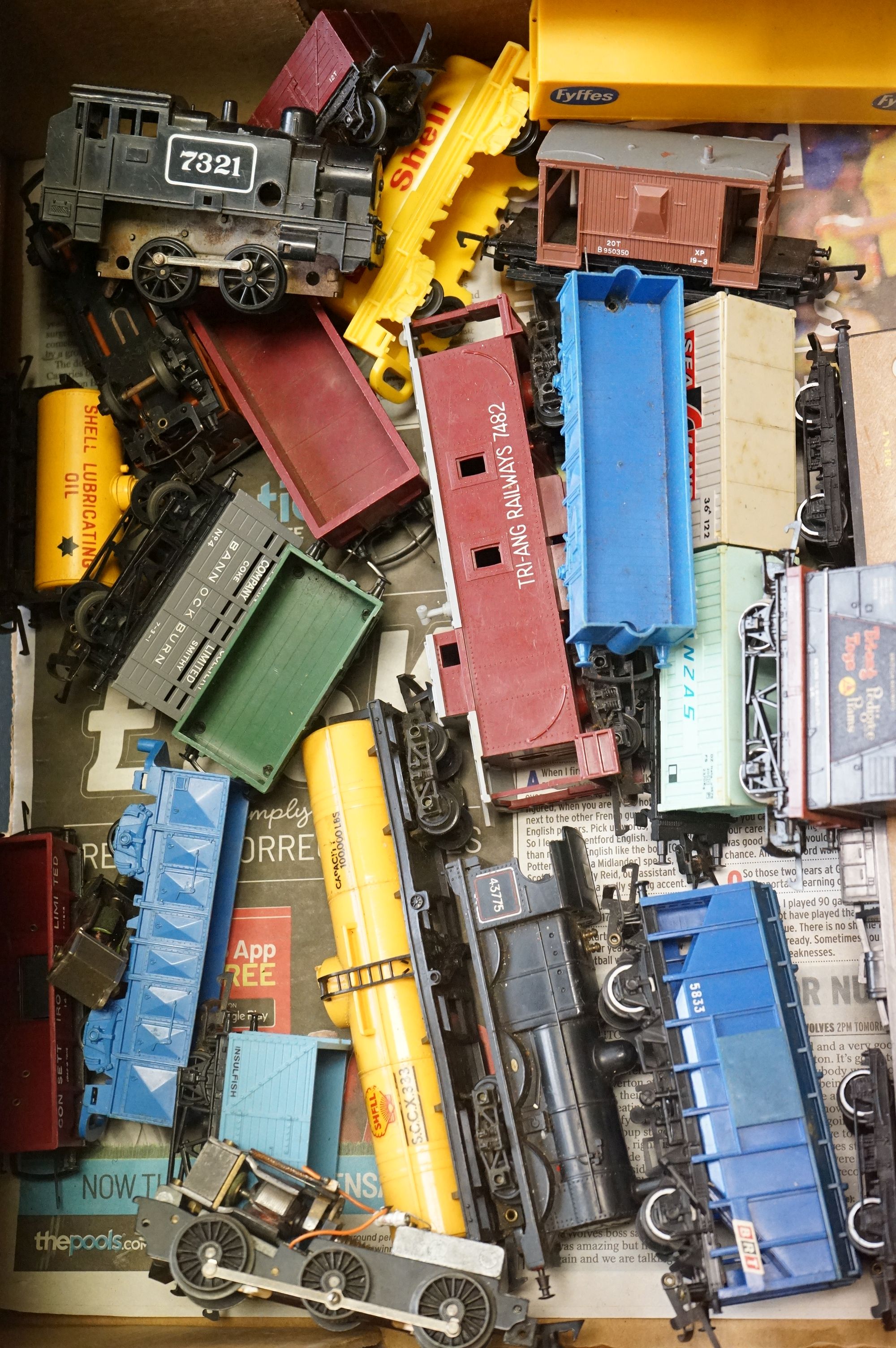 Collection of OO gauge model railway to include 36 x items of rolling stock featuring mainly - Image 6 of 8