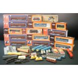 26 Lima OO gauge items of rolling stock (with 13 x boxes) plus a boxed Lima 2843 0-6-0 locomotive