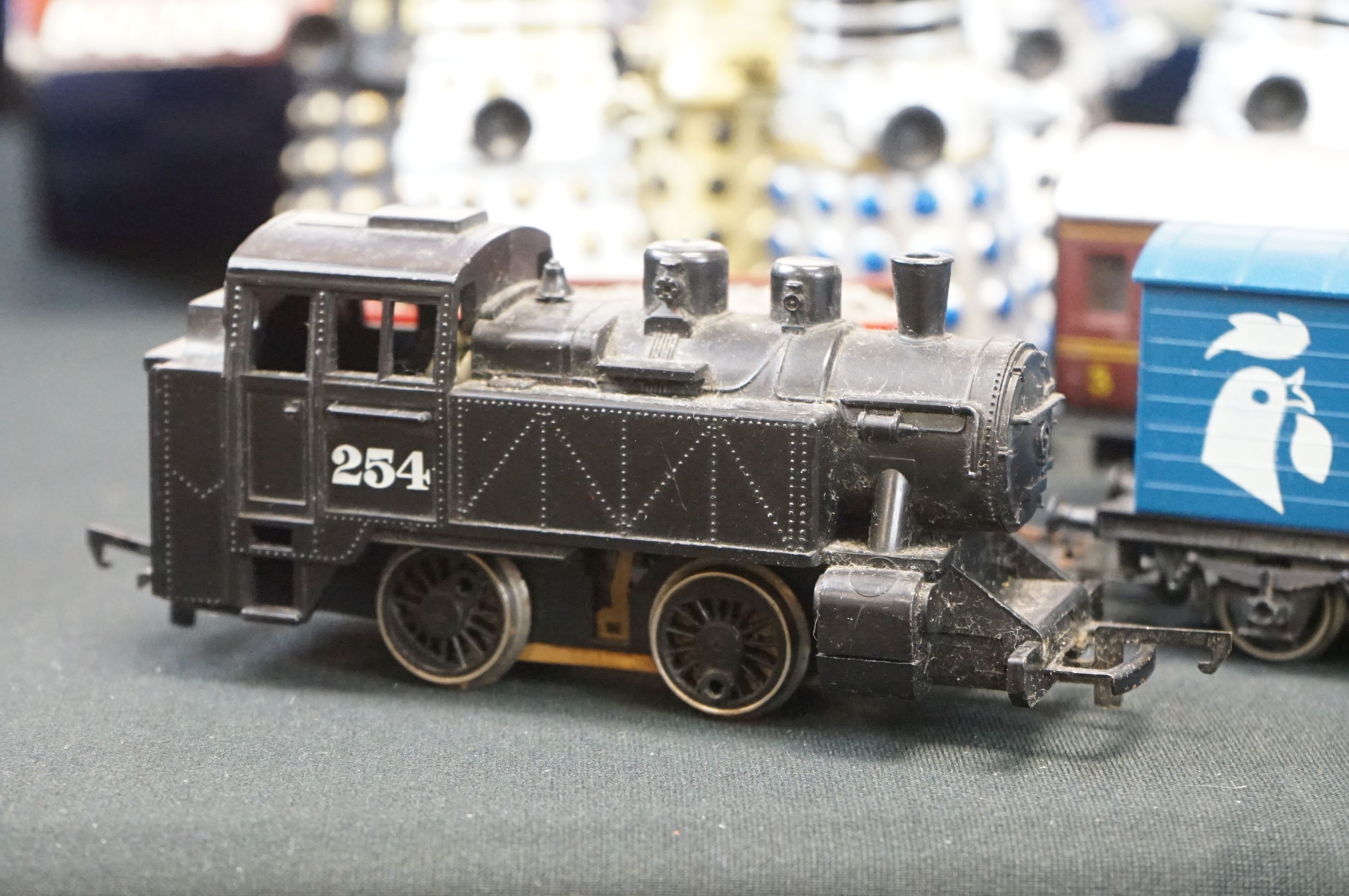 Group of OO gauge model railway to include boxed Hornby Smokey Joe locomotive (poor box), 8 x - Image 2 of 12