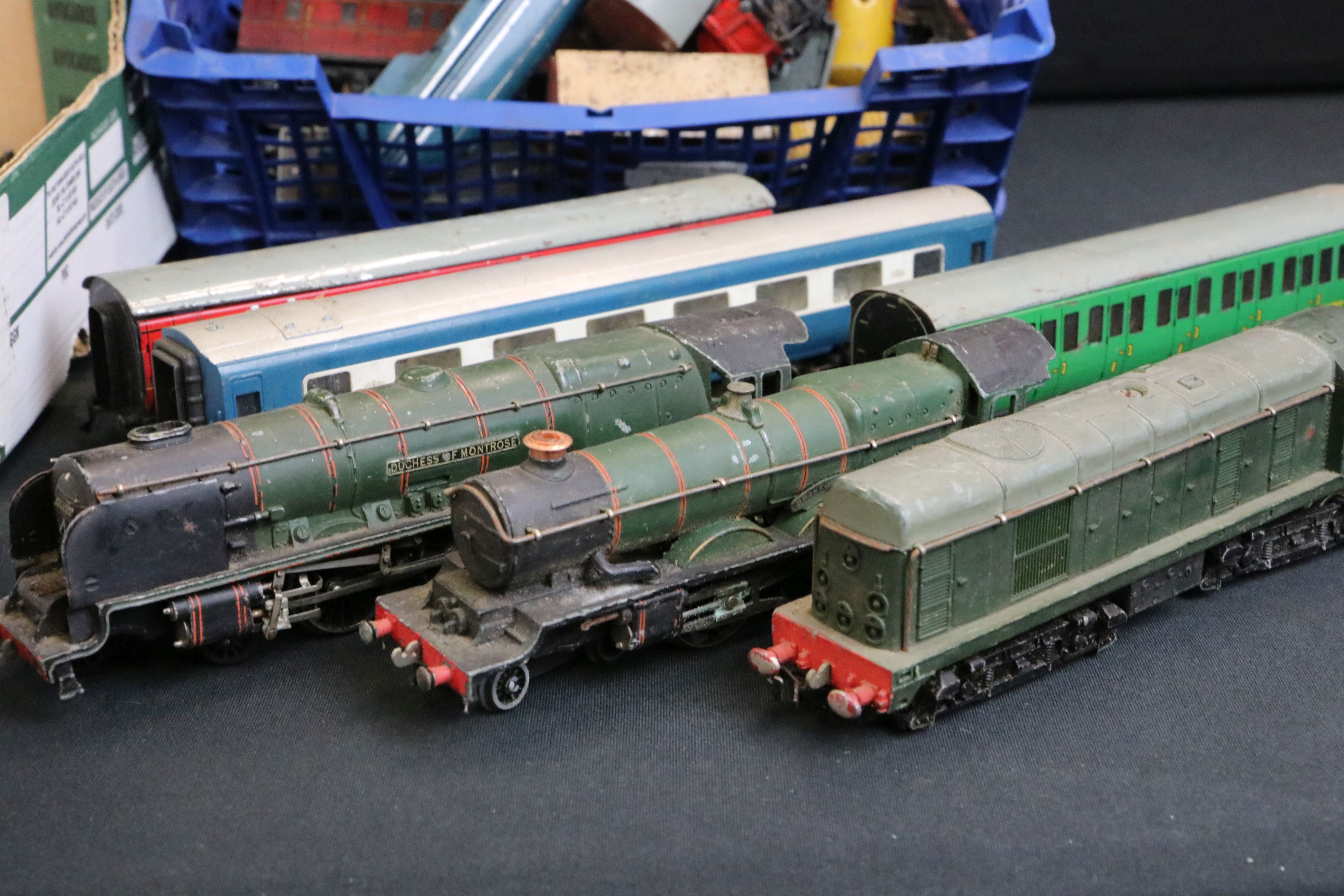 Large collection of Hornby Dublo & OO gauge model railway to include 5 x Dublo locomotives (D8000, - Image 3 of 8