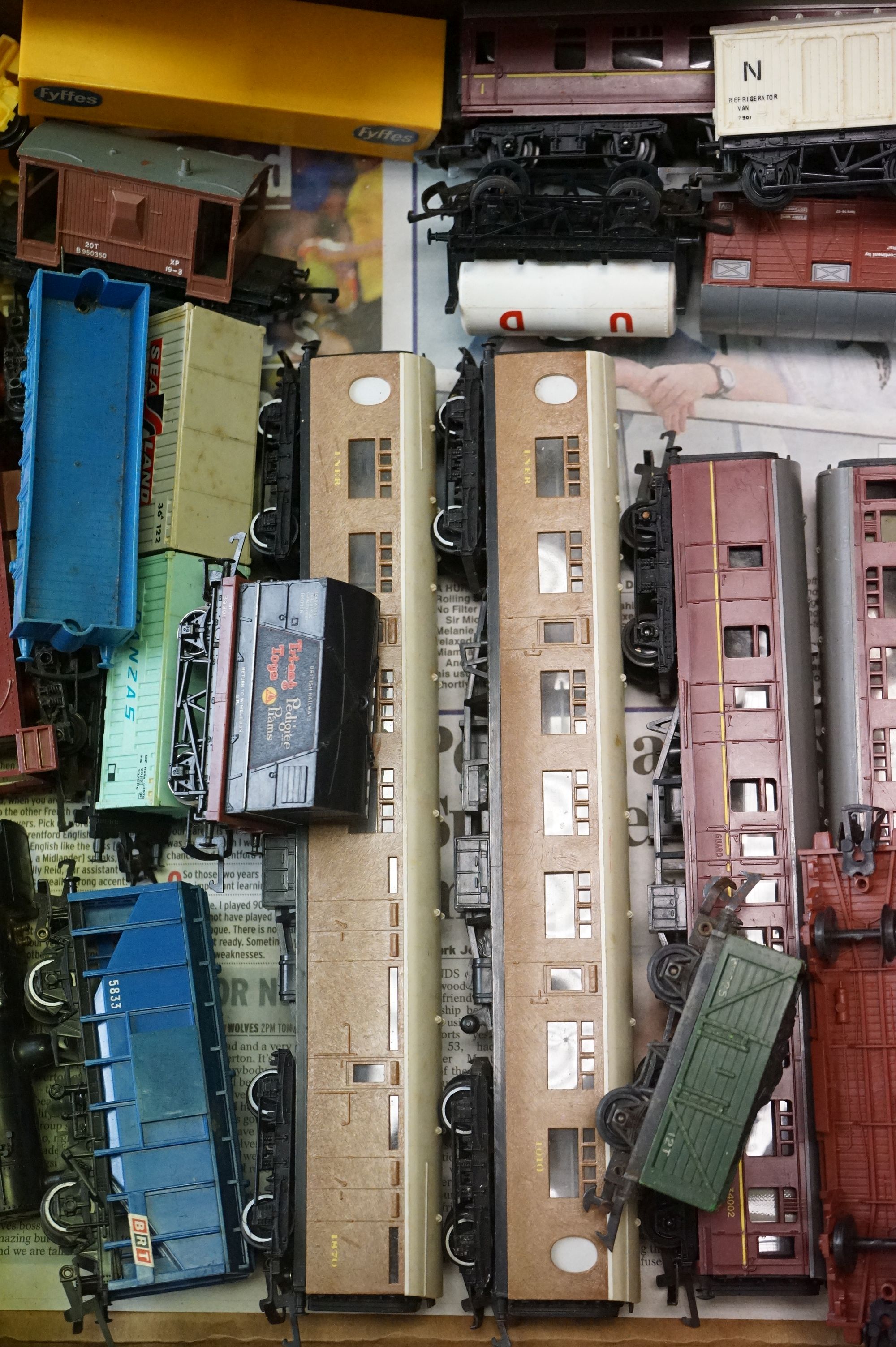 Collection of OO gauge model railway to include 36 x items of rolling stock featuring mainly - Image 7 of 8