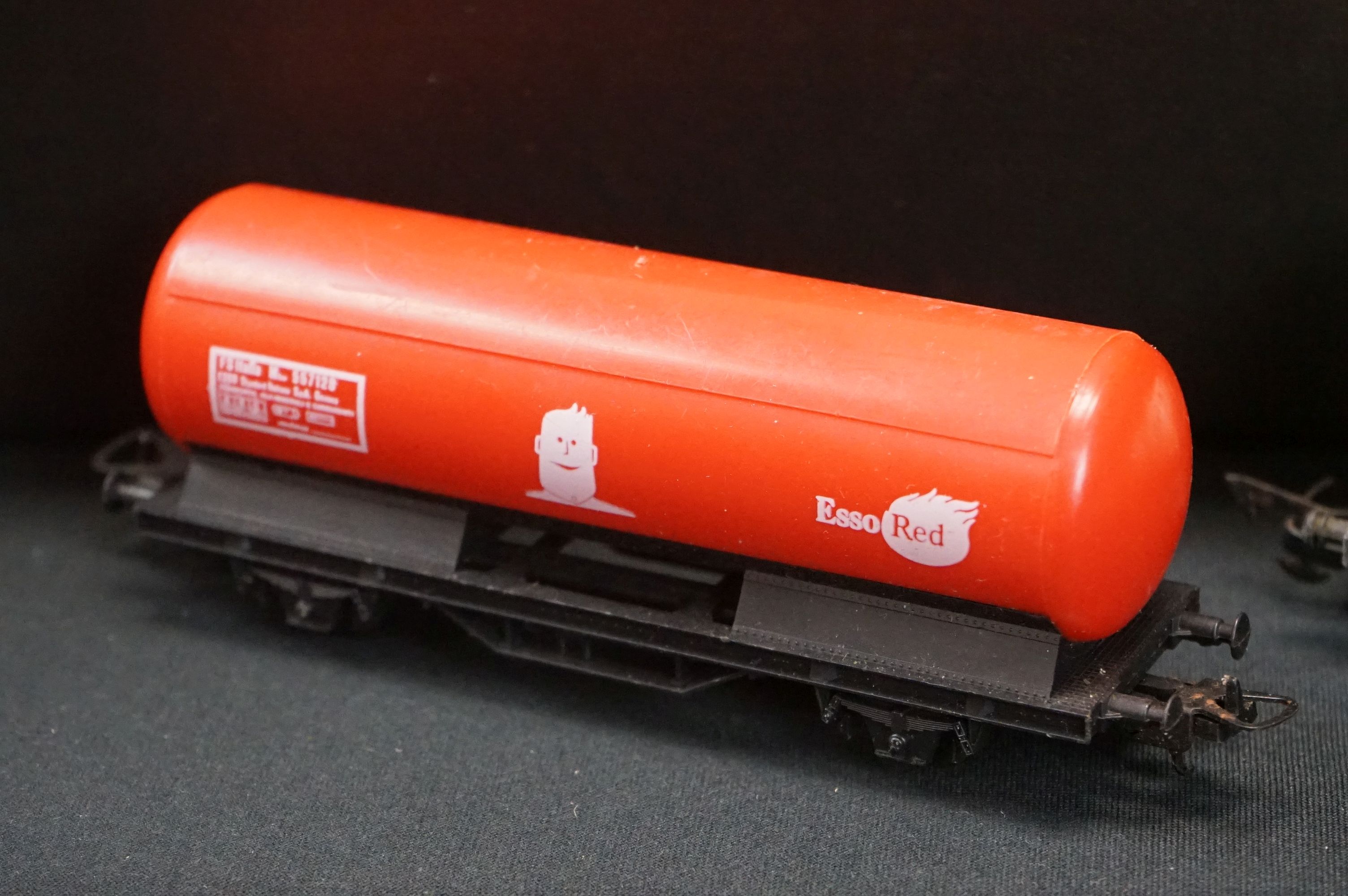 Collection of OO gauge model railway to include 36 x items of rolling stock featuring mainly - Image 3 of 8