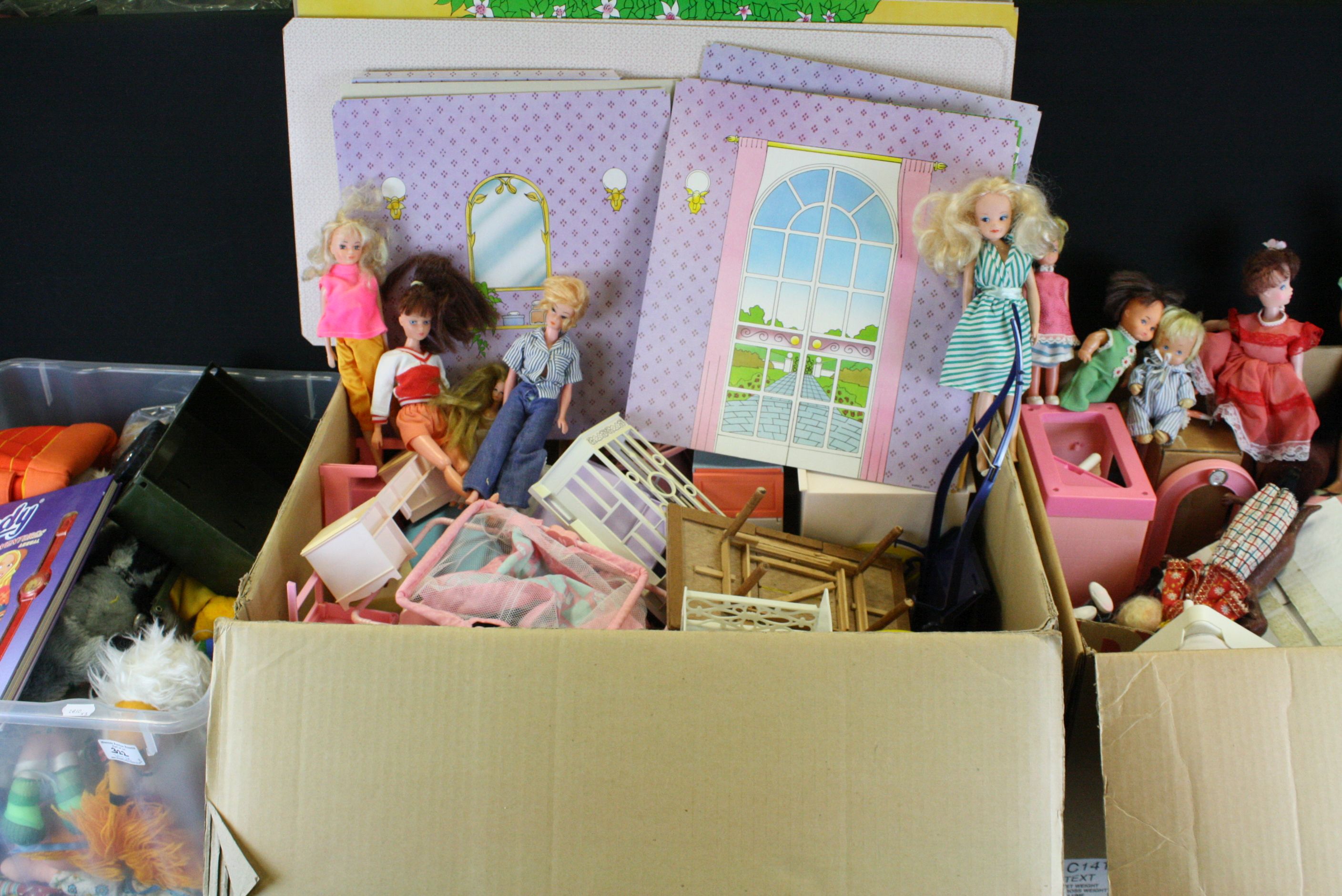 Collection of fashion dolls & accessories to include a Palitoy Pippa doll, 1970s Topper Dawn doll,