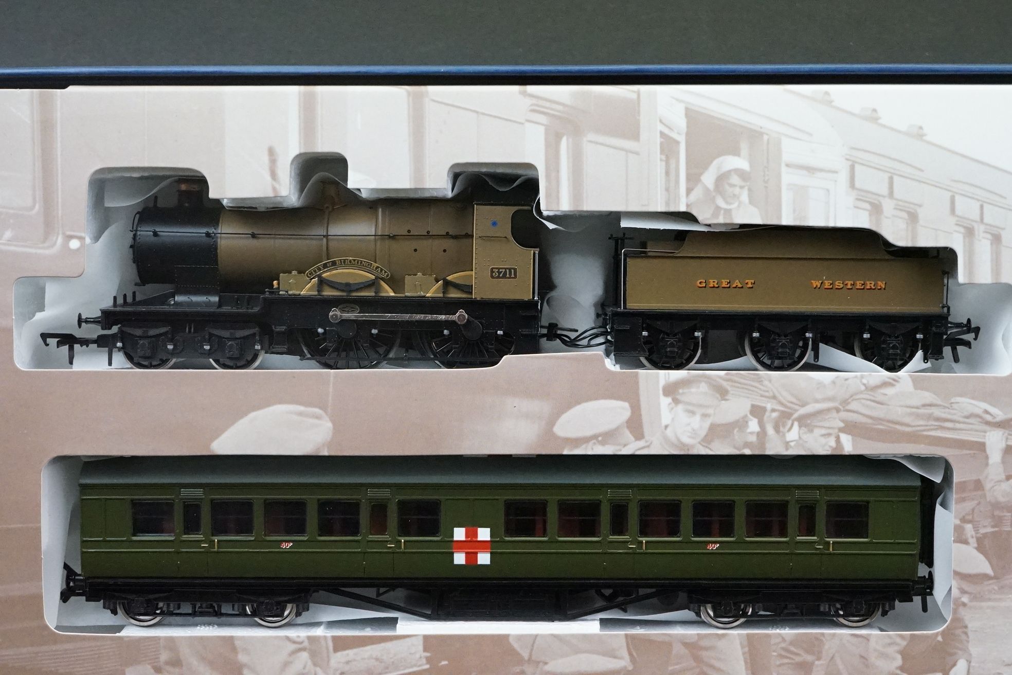 Boxed Bachmann OO gauge 30325 First World War Ambulance Train No 40 Special Commemorative Edition - Image 3 of 8