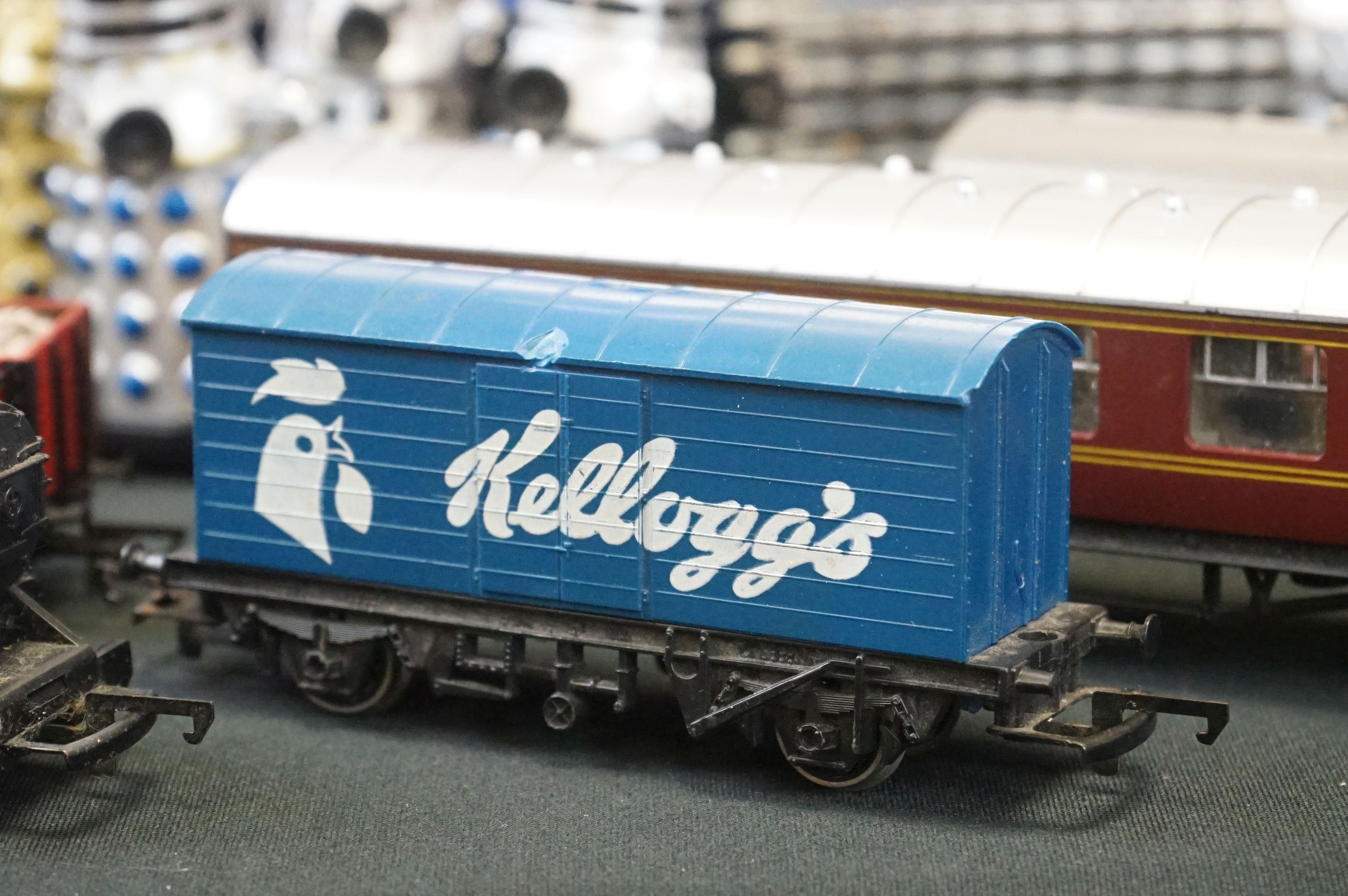 Group of OO gauge model railway to include boxed Hornby Smokey Joe locomotive (poor box), 8 x - Image 3 of 12