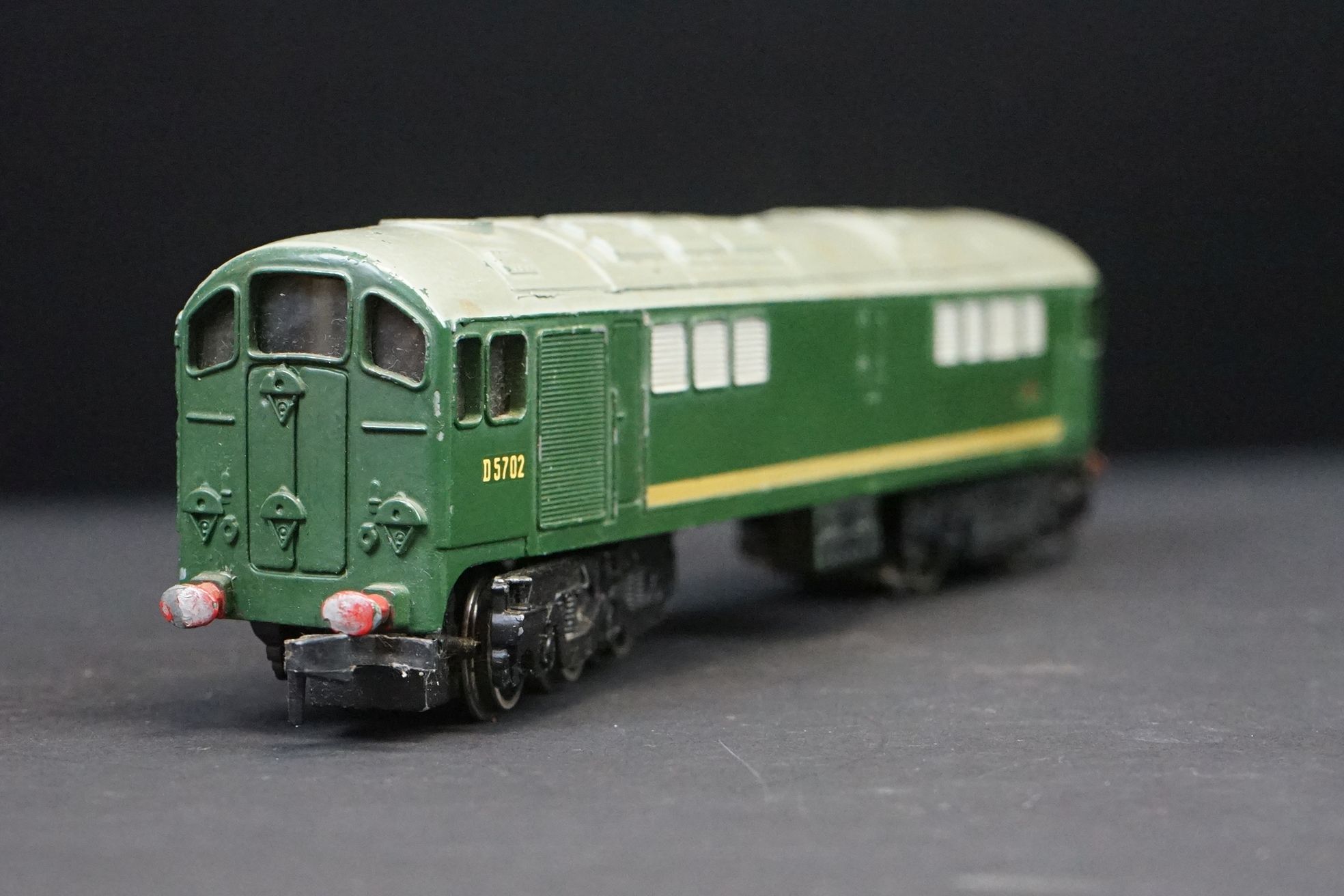 Two Hornby Dublo BR Diesel locomotives in green livery to include D5702 & 21380 - Image 6 of 9