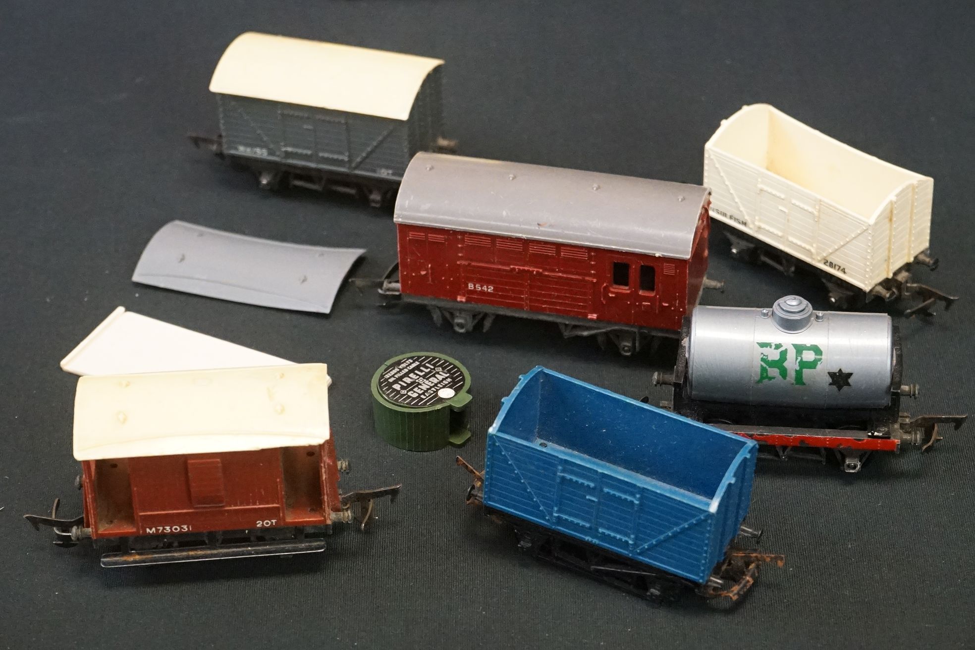 Nine boxed OO gauge items of rolling stock to include 3 x Triang Hornby Battle Space (R249, - Image 3 of 9