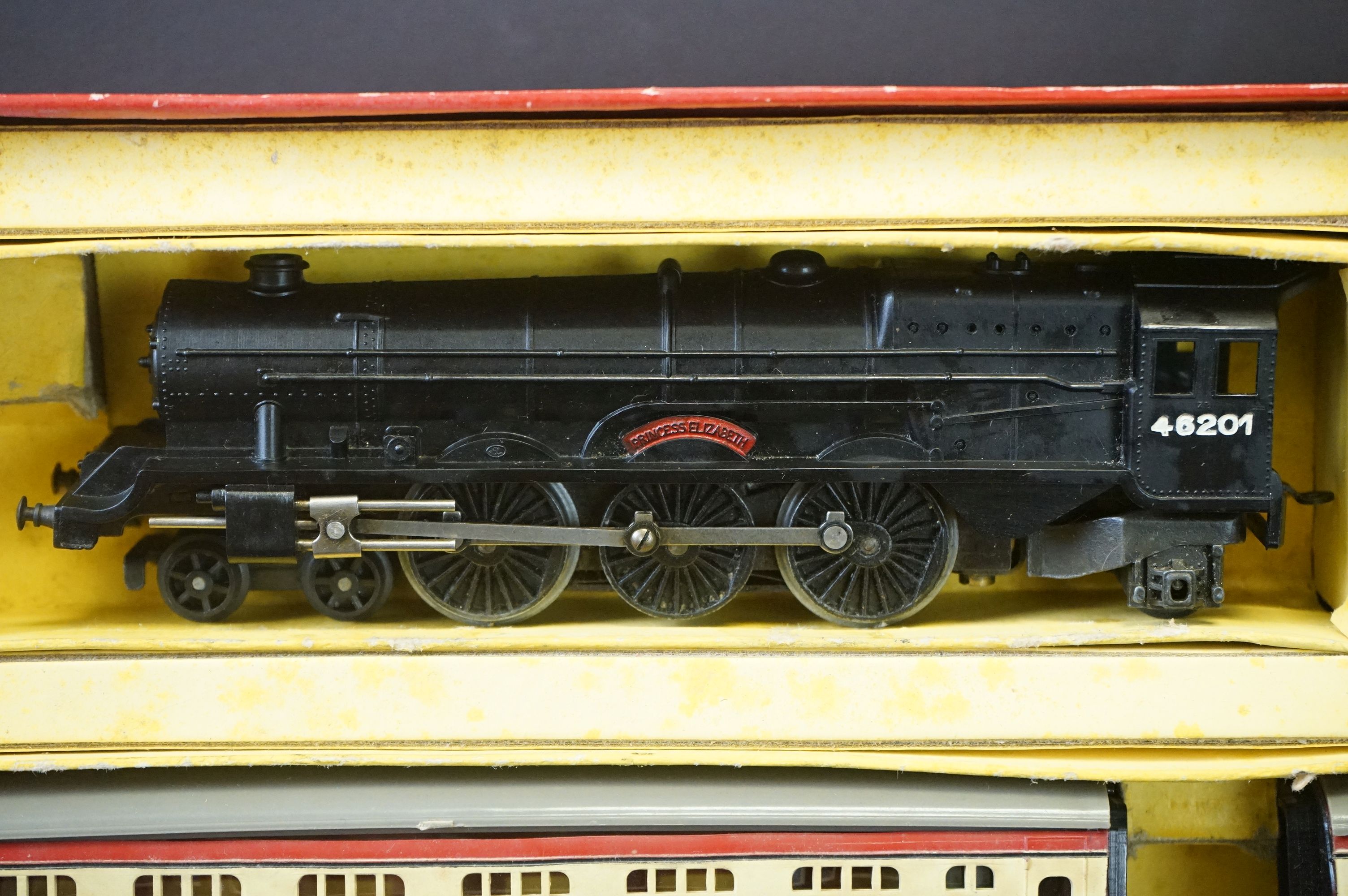 Two boxed Triang OO gauge train sets to include R3 Goods Train & R1X Passenger Train, both appear to - Image 3 of 14