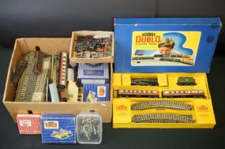 Quantity of Hornby Dublo model railway to include boxed EDP22 Passenger Train Royal Scot set with