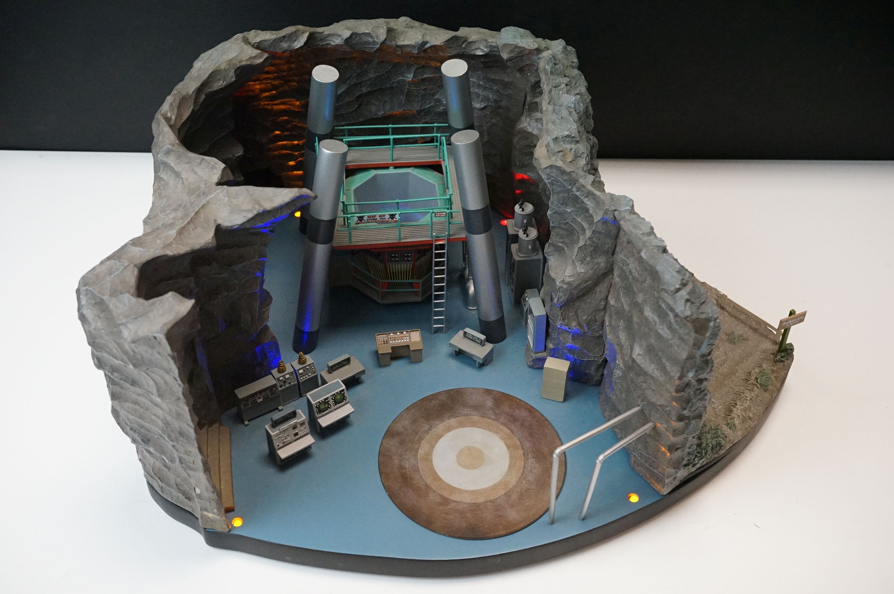 DC - Factory Entertainment 1/50 scale ltd edn 154 1966 TV Series Batcave Desktop Sculpture, some - Image 2 of 14