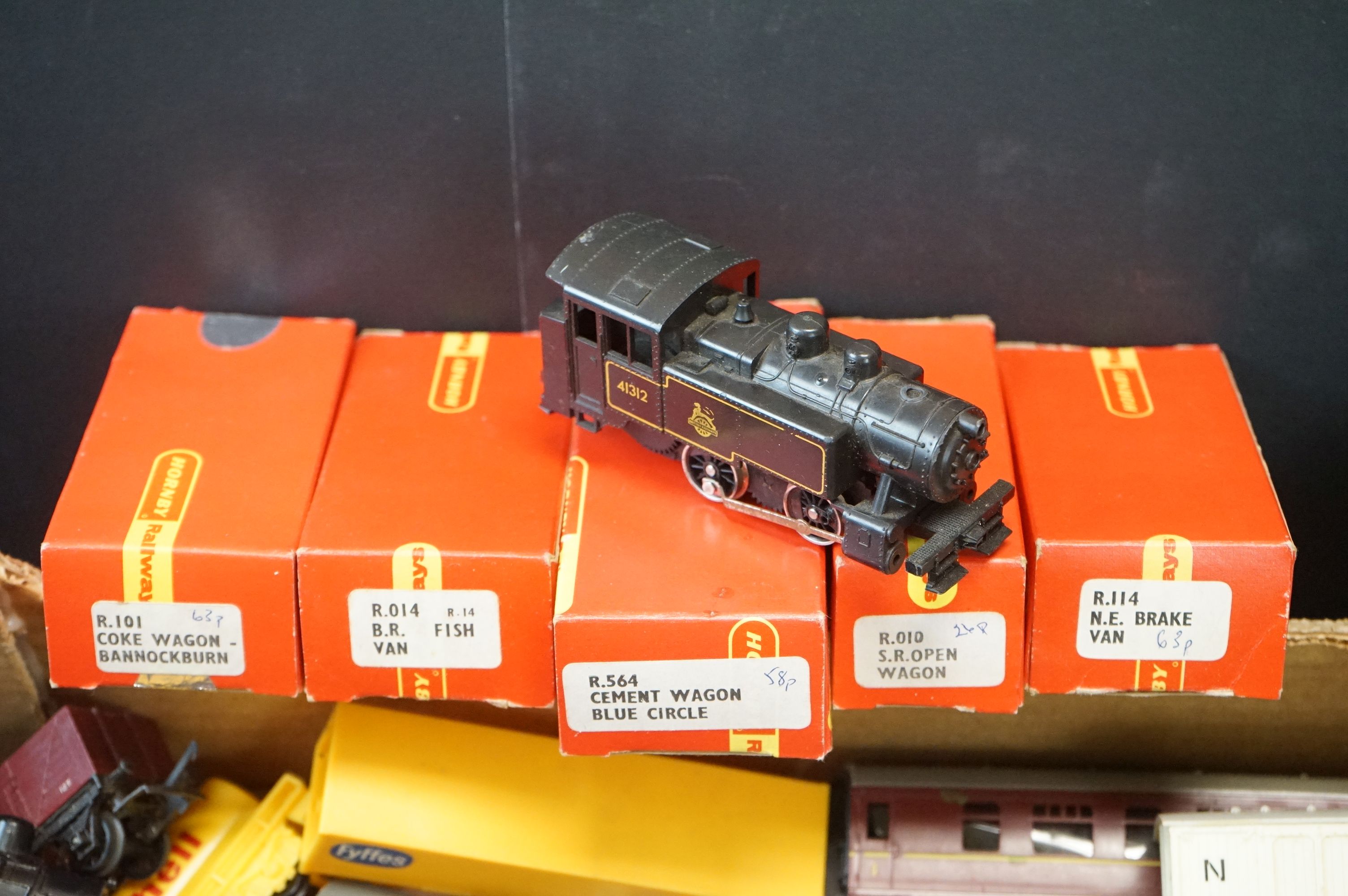 Collection of OO gauge model railway to include 36 x items of rolling stock featuring mainly - Image 5 of 8