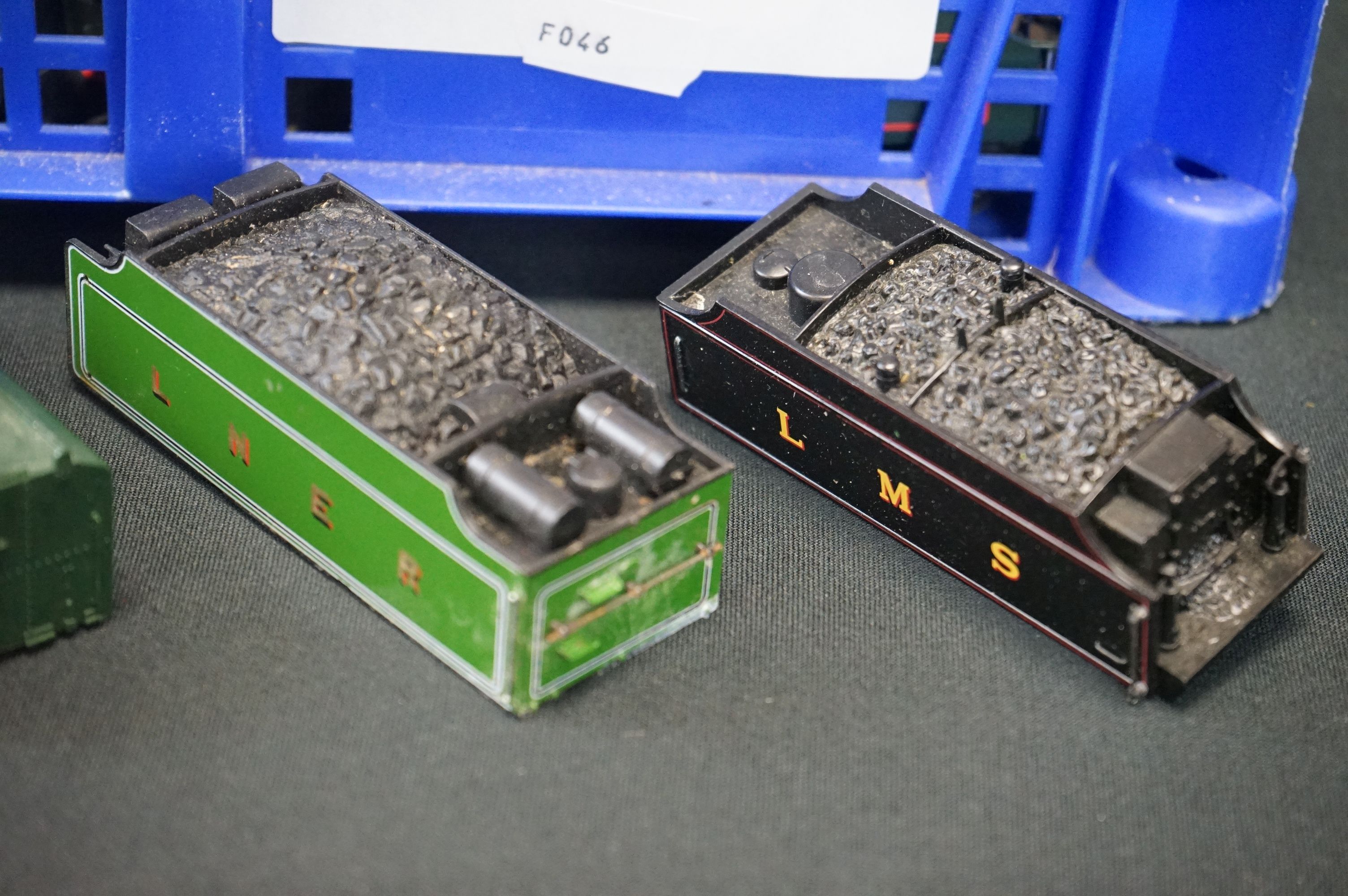 Collection of around 45 OO & HO gauge tenders and approximately 20 tender bodies (2 boxes) - Image 4 of 8