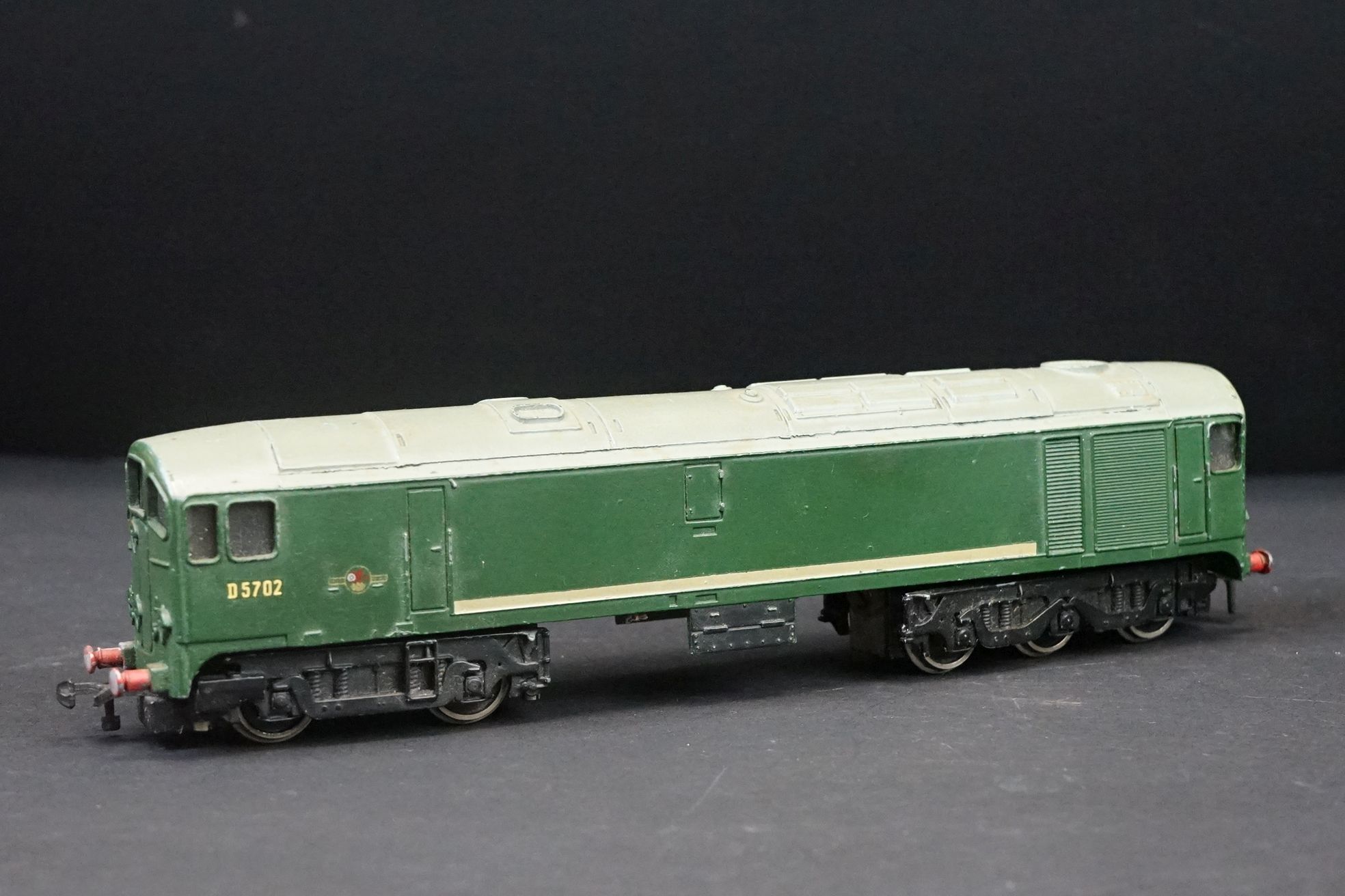 Two Hornby Dublo BR Diesel locomotives in green livery to include D5702 & 21380 - Image 7 of 9