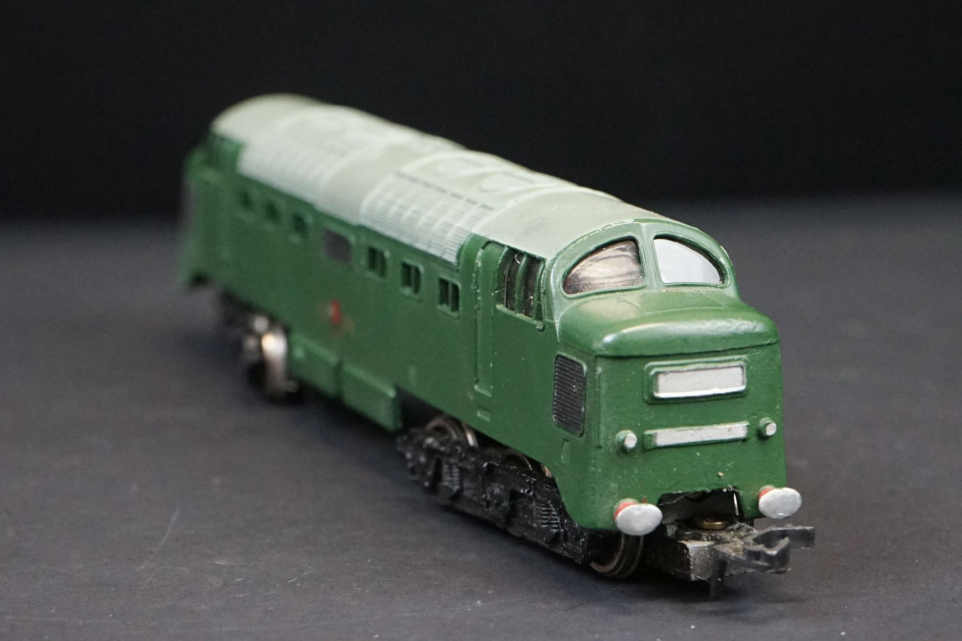 Two Hornby Dublo BR Diesel locomotives in green livery to include D5702 & 21380 - Image 2 of 9